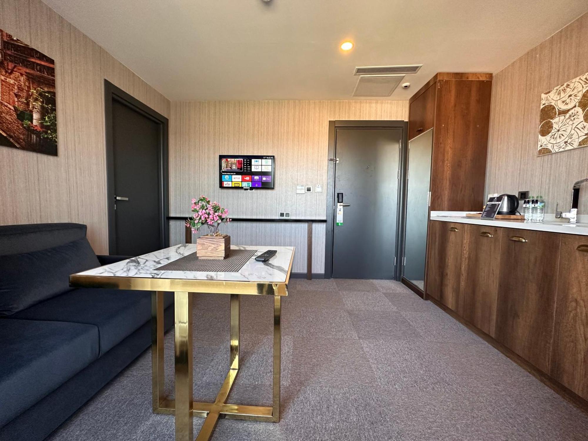 Hotel Trademark Collection By Wyndham Operla Airport 4*