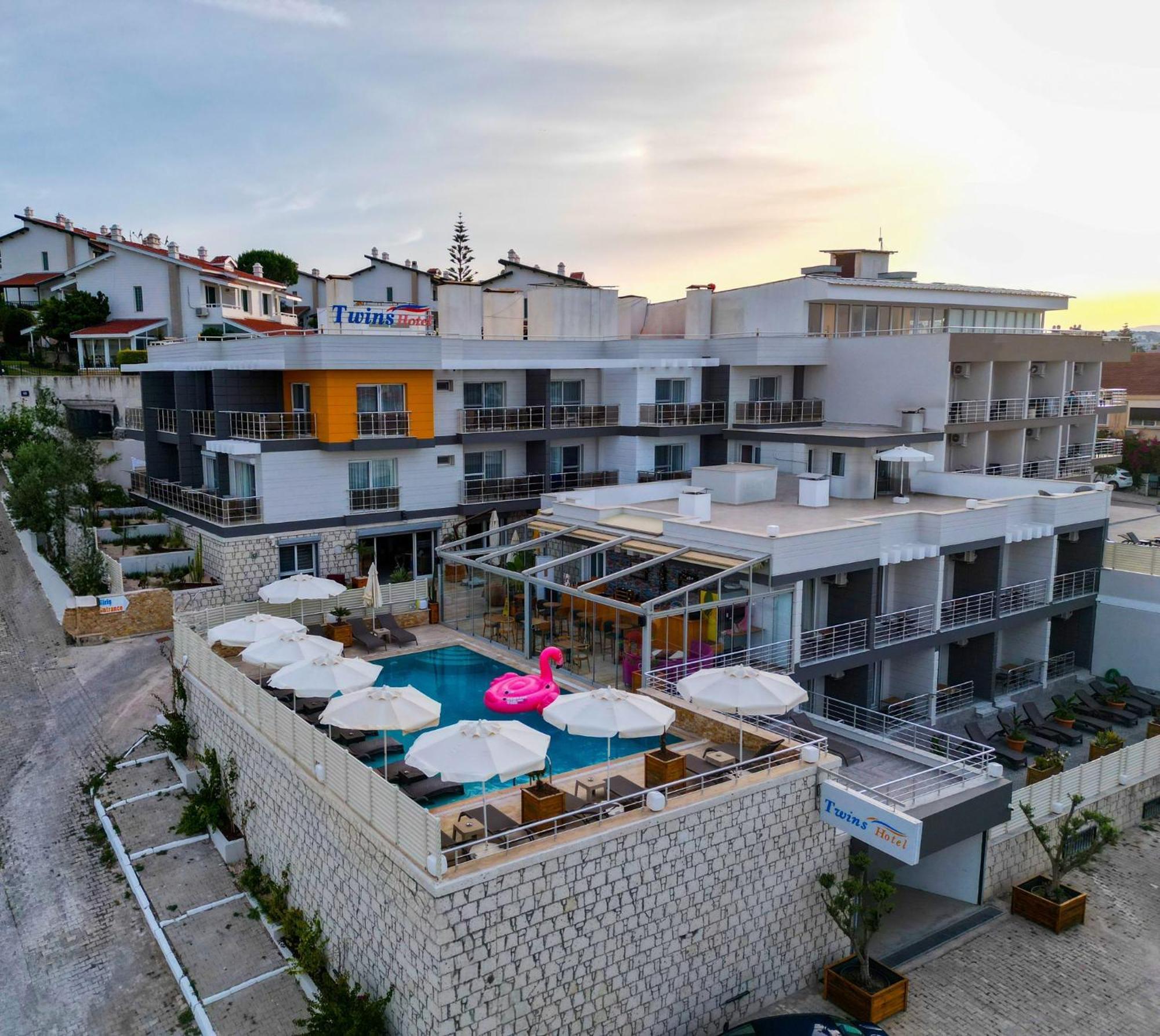 Twins 2* Cesme