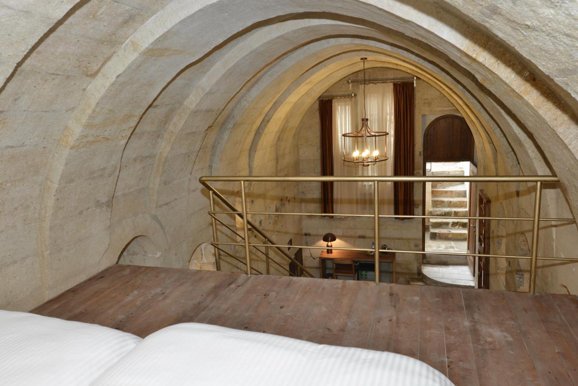 Evanthia Cave Hotel