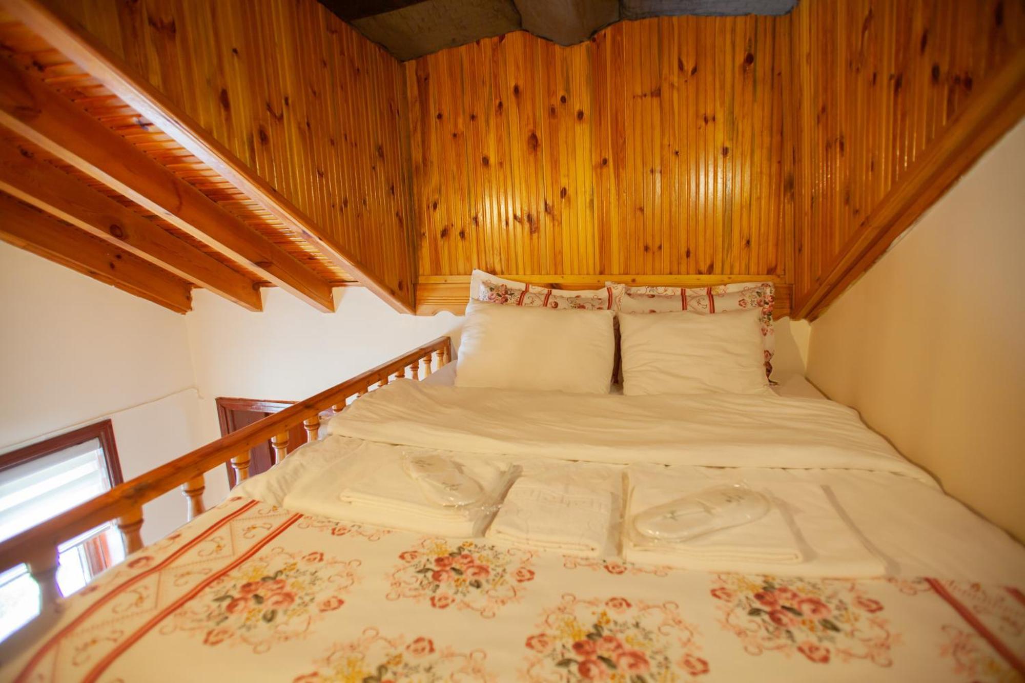 Tias Shelale Hotel *