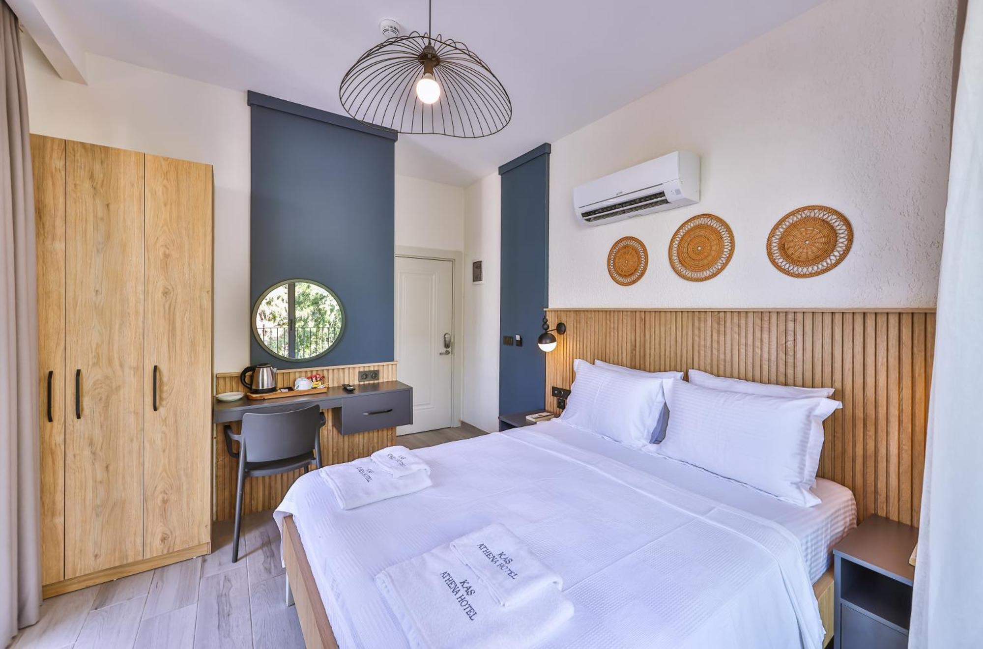 Athena Hotel *