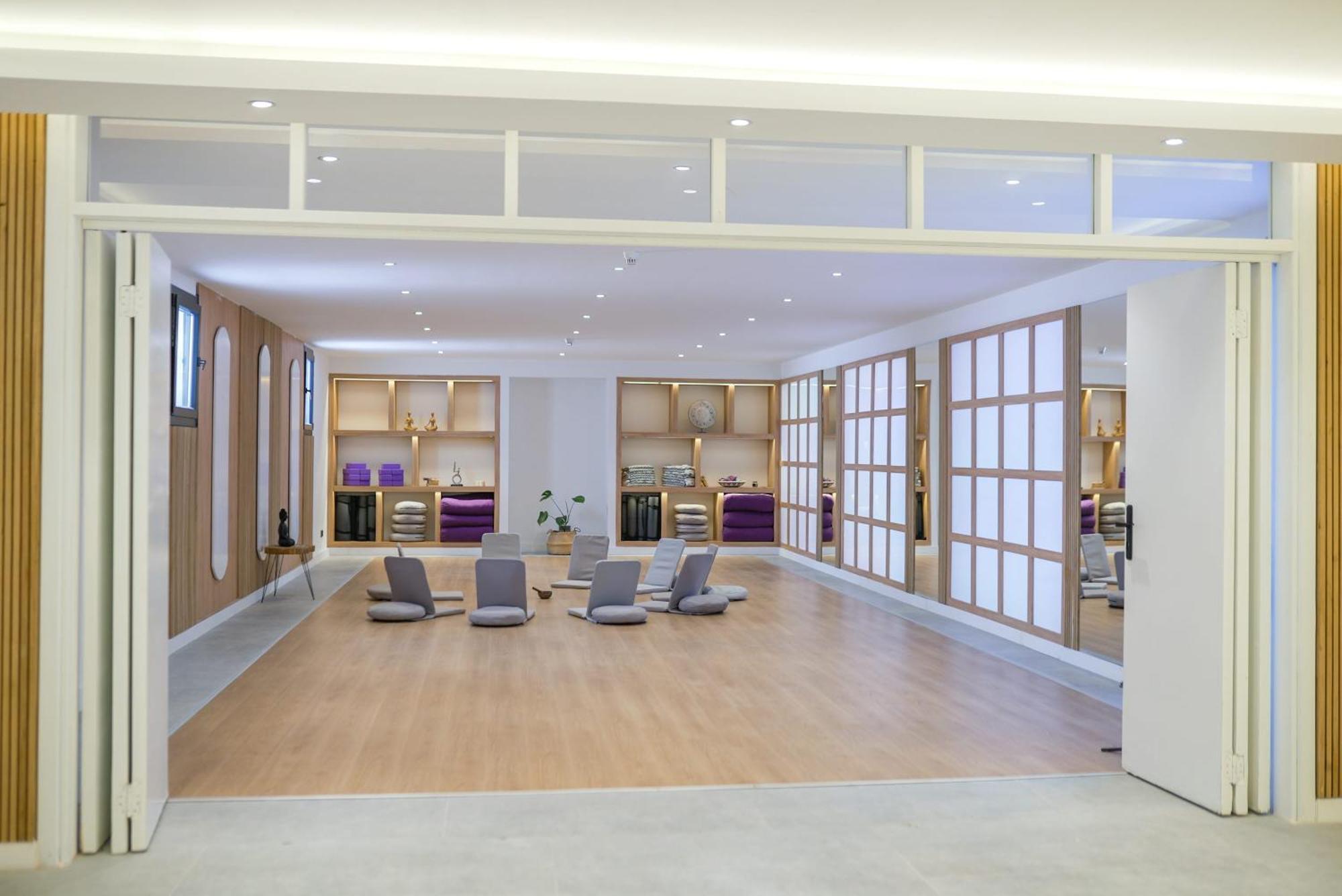 Club-e Hotel 3*