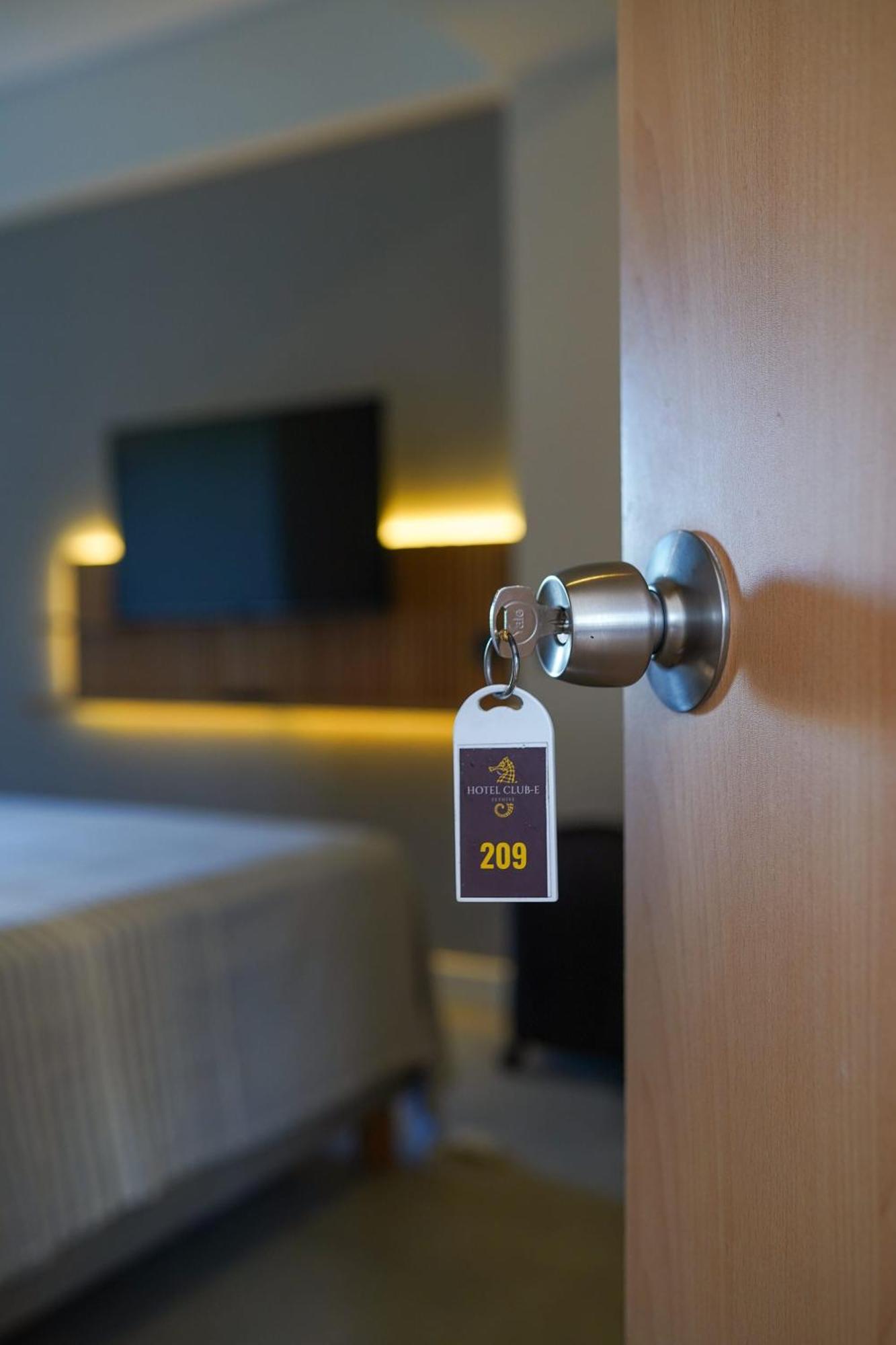 Club-e Hotel 3*