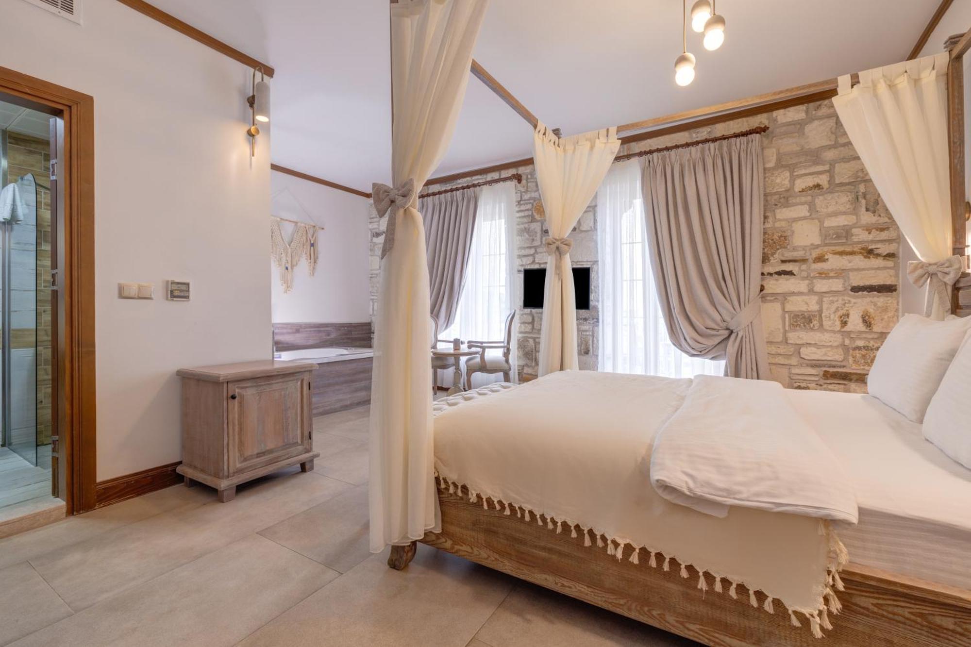 Navalia Hotel