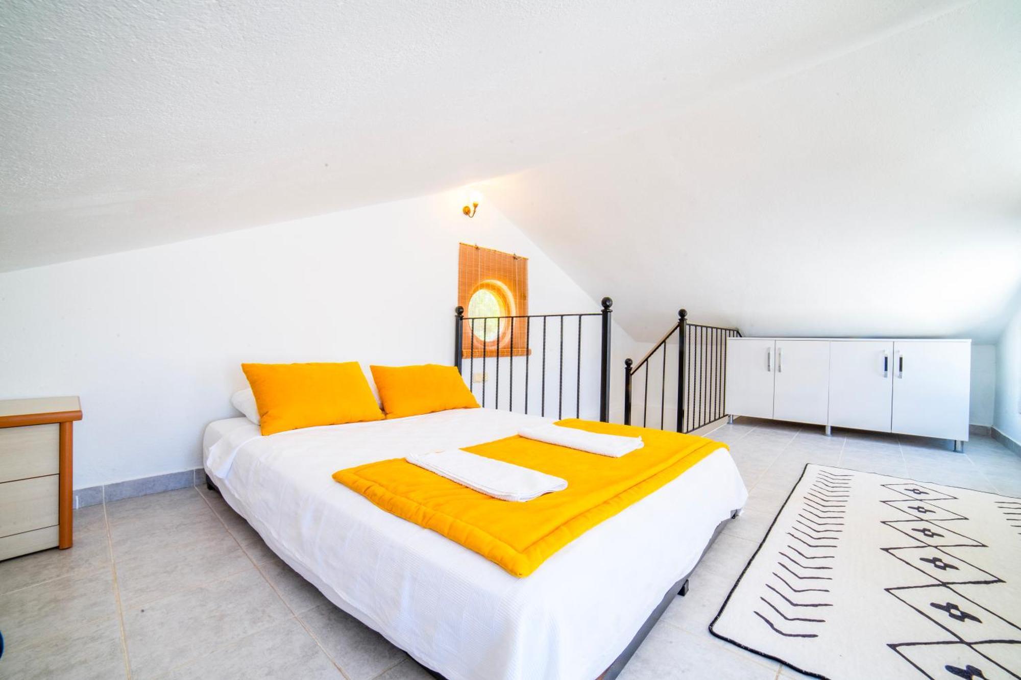 Mira Kalkan -close To Center- *