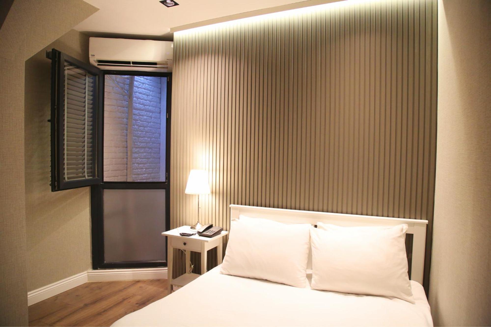 Bronte Hotel *
