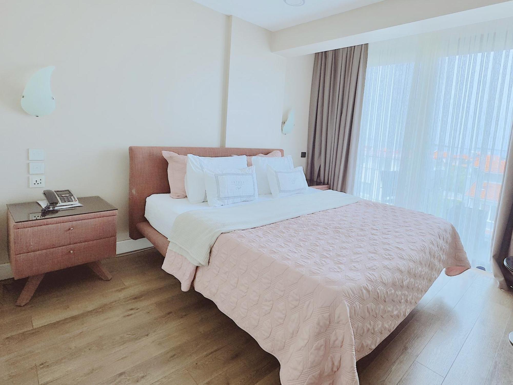 Ferush Boutique Hotel *