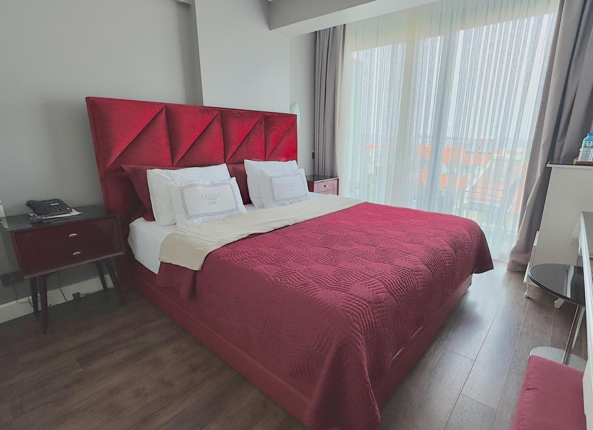 Ferush Boutique Hotel *