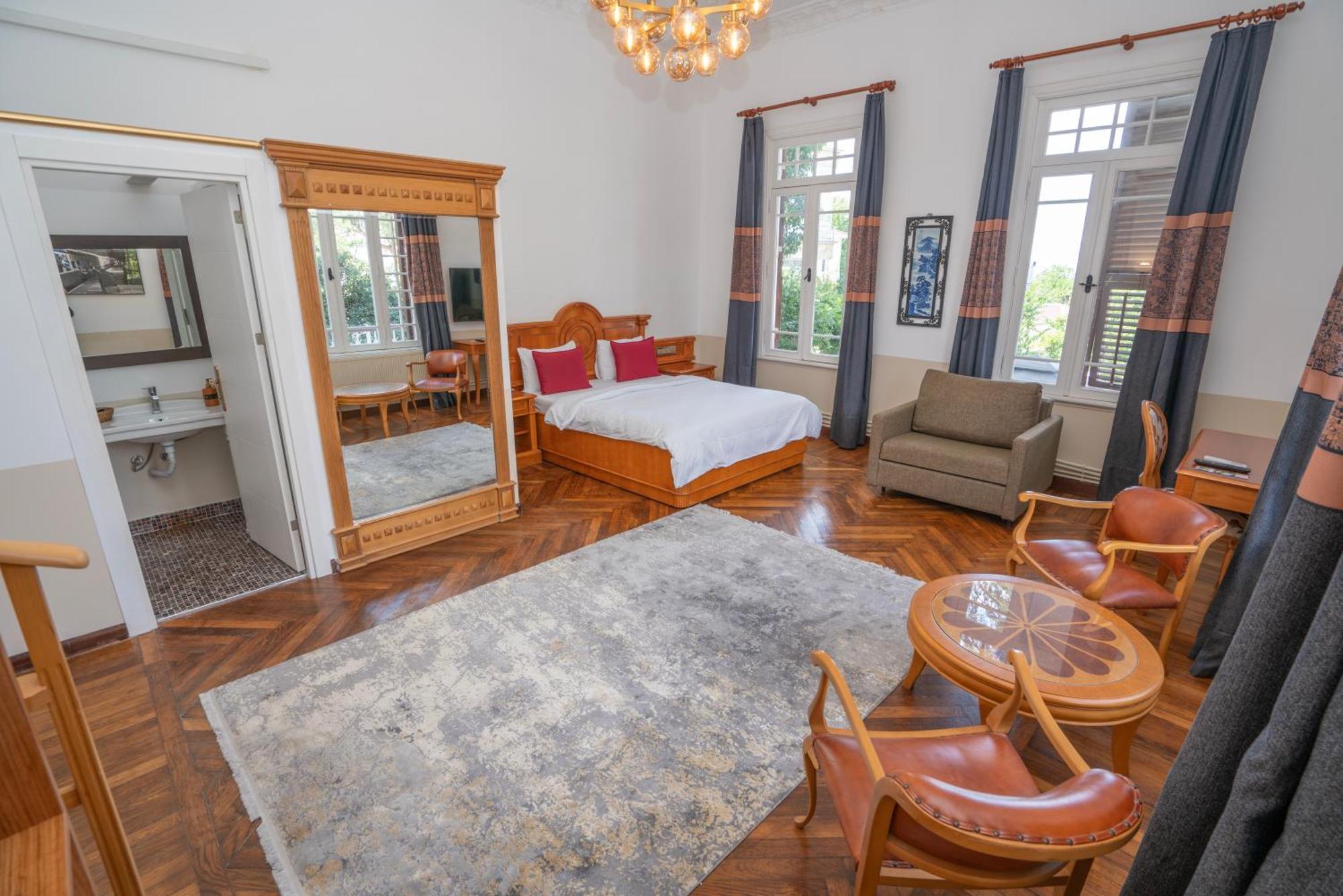 Kensington Prince's Island Historical Mansion