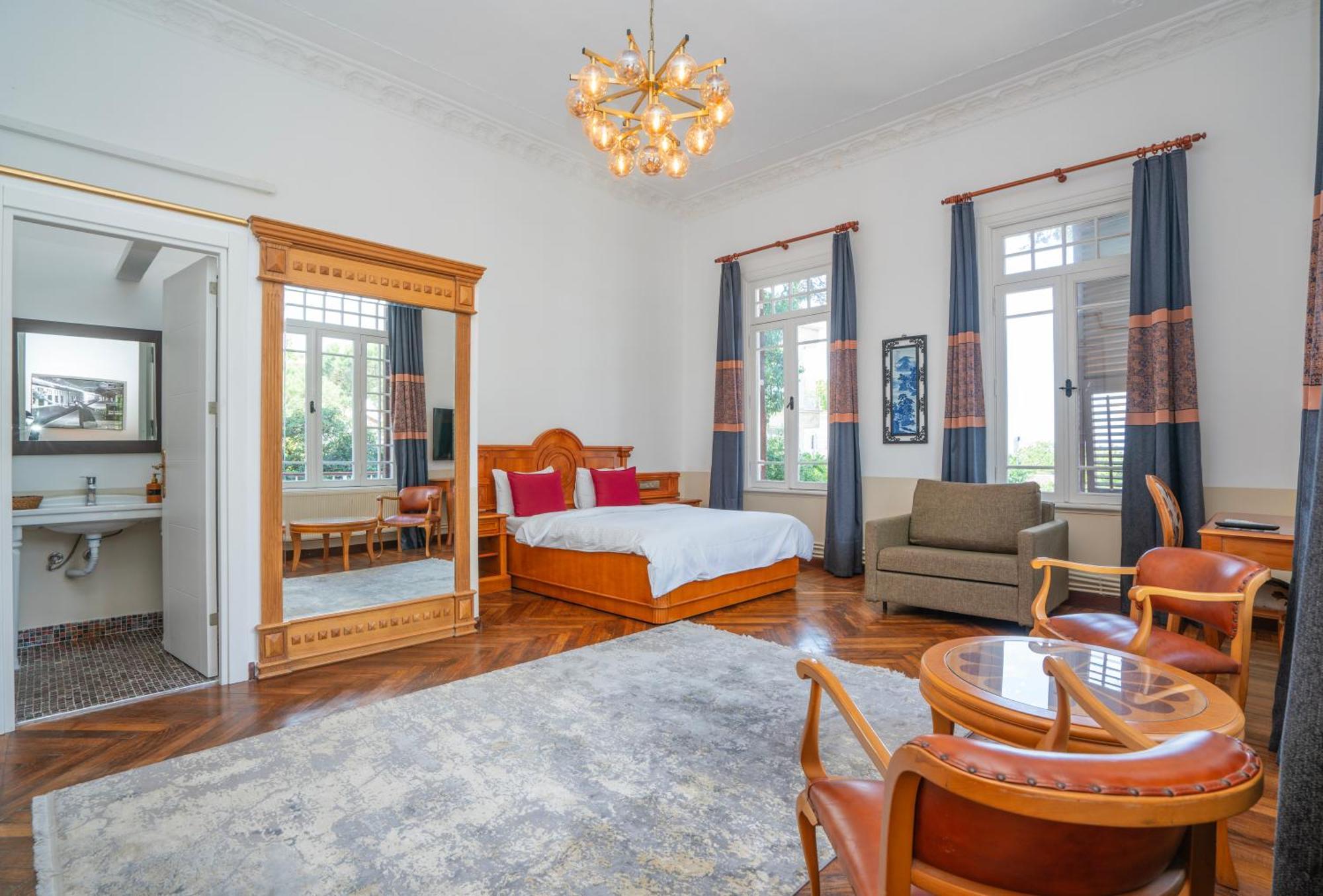 Kensington Prince's Island Historical Mansion