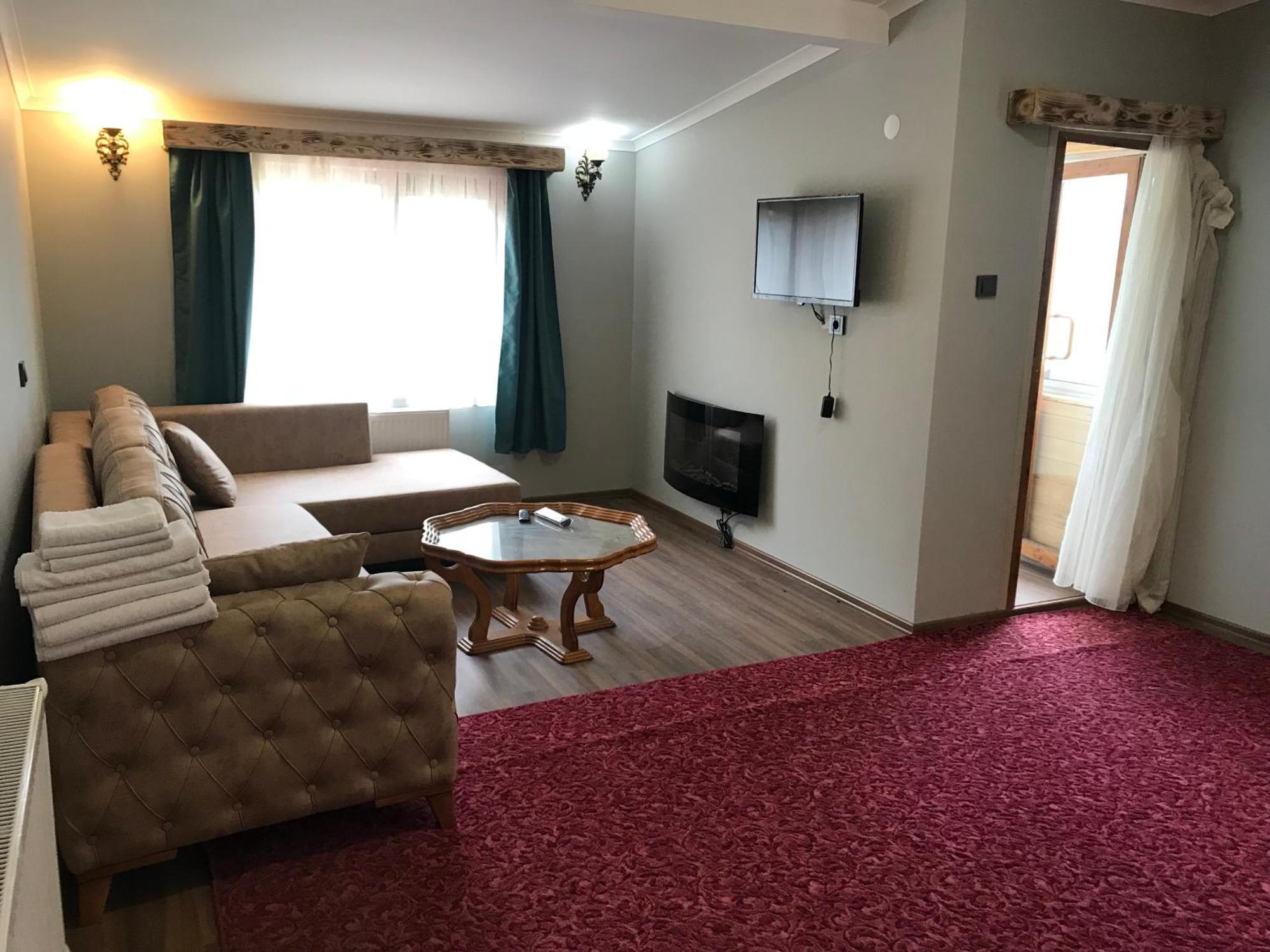 Yedigoller & Restaurant Hotel 2*