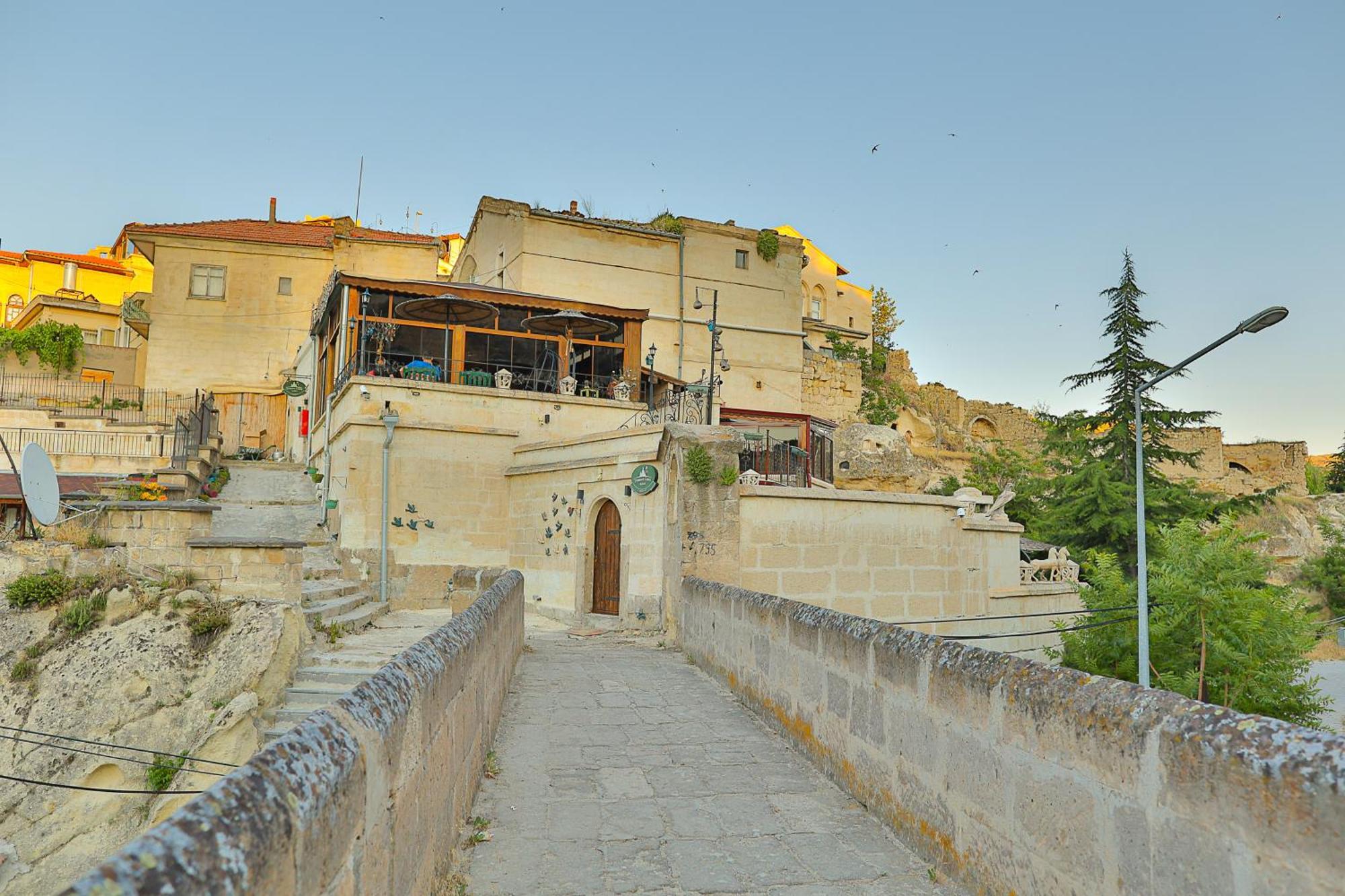 Demisos Caves
