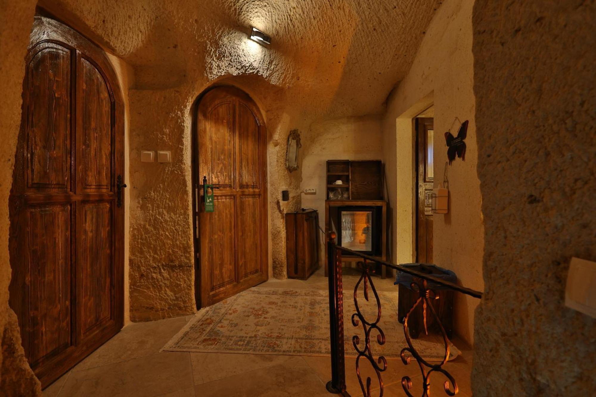 Demisos Caves 3*