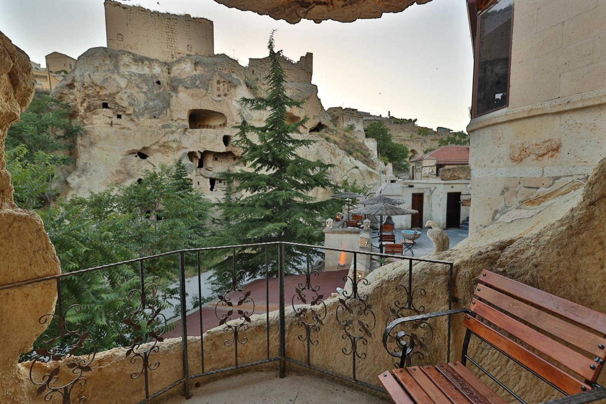 Demisos Caves