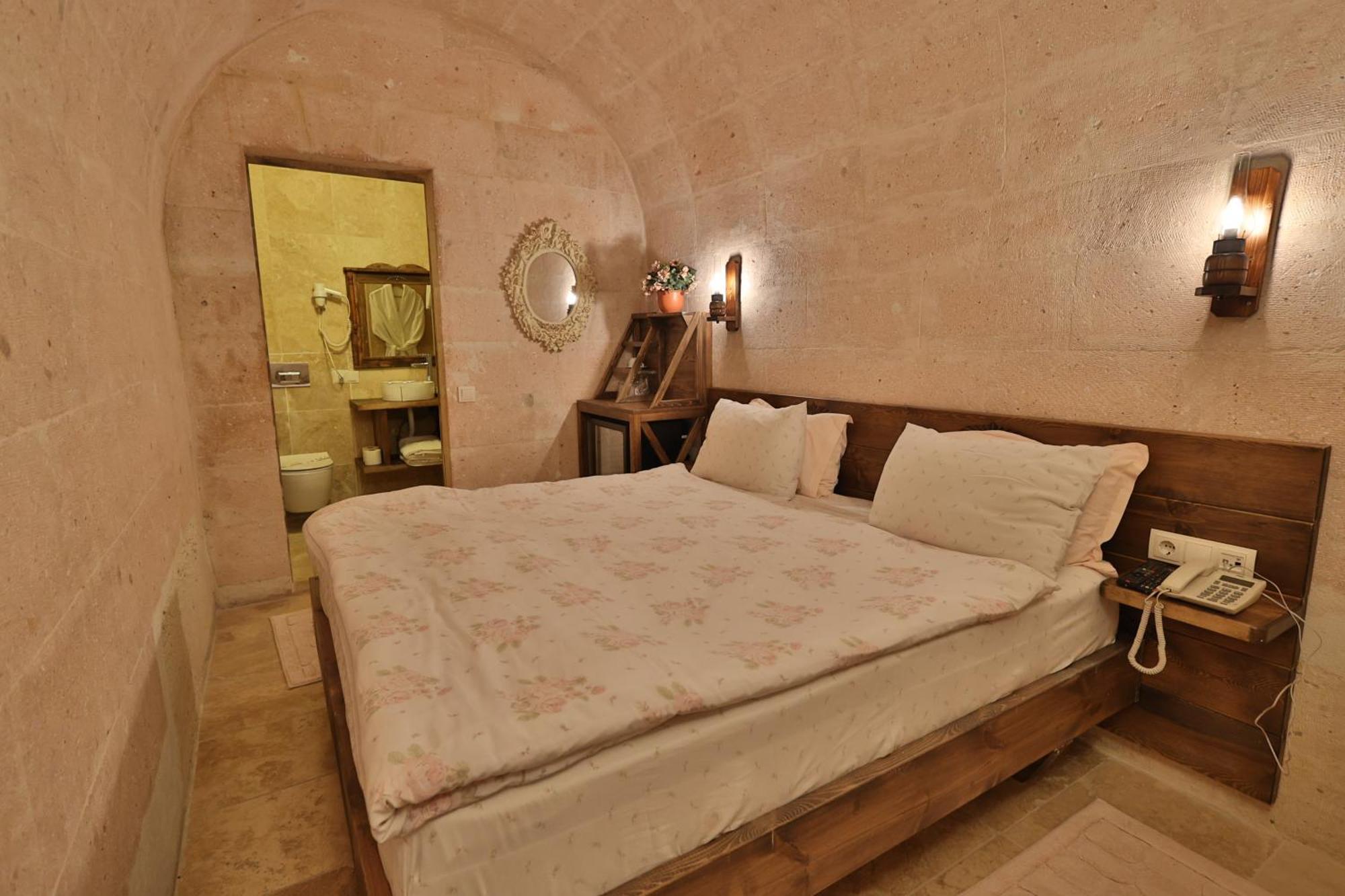 Demisos Caves 3*