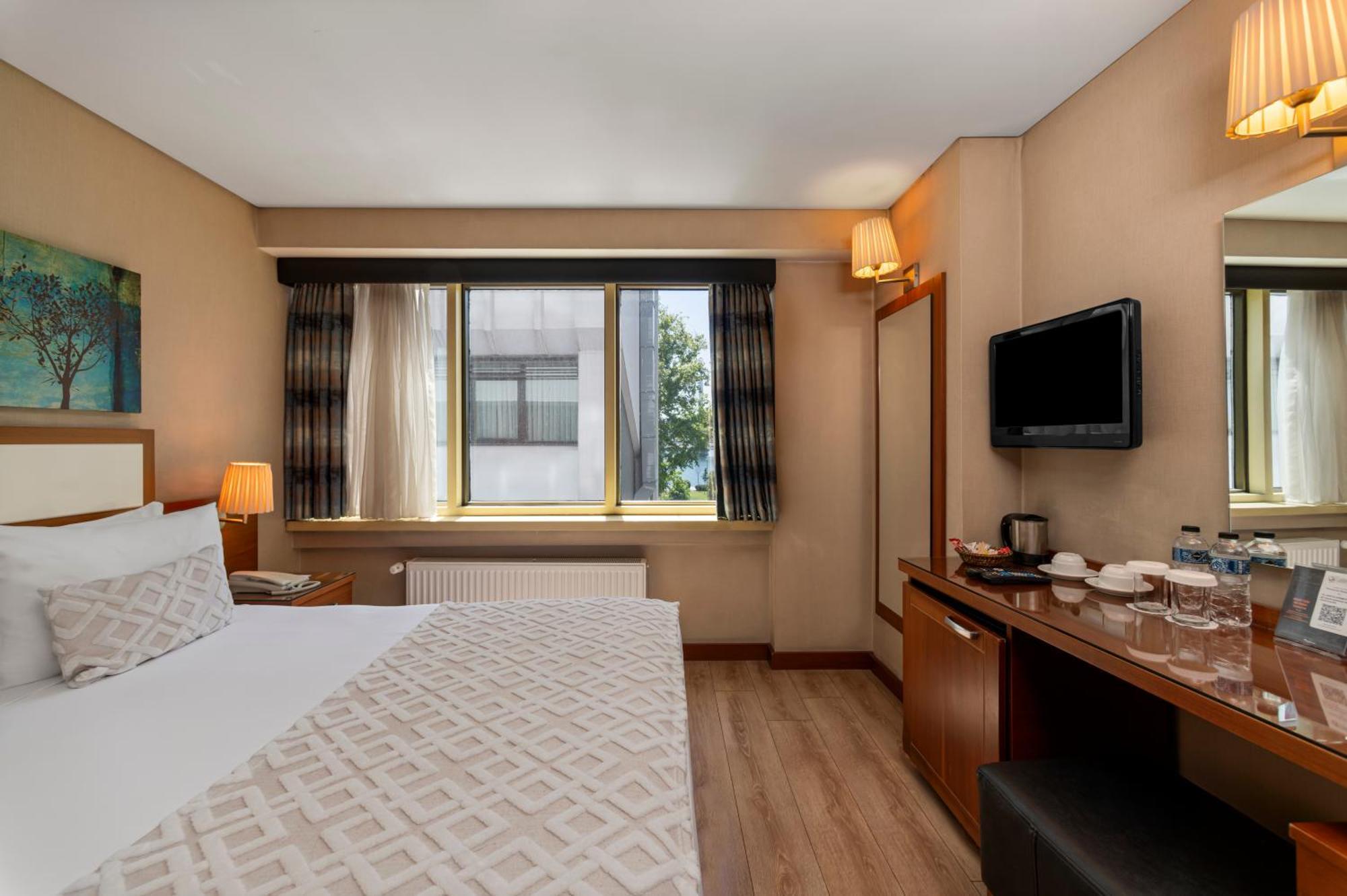 Golden City Hotel 4*