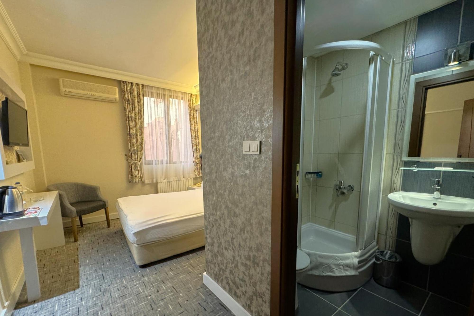 Hotel Yat
