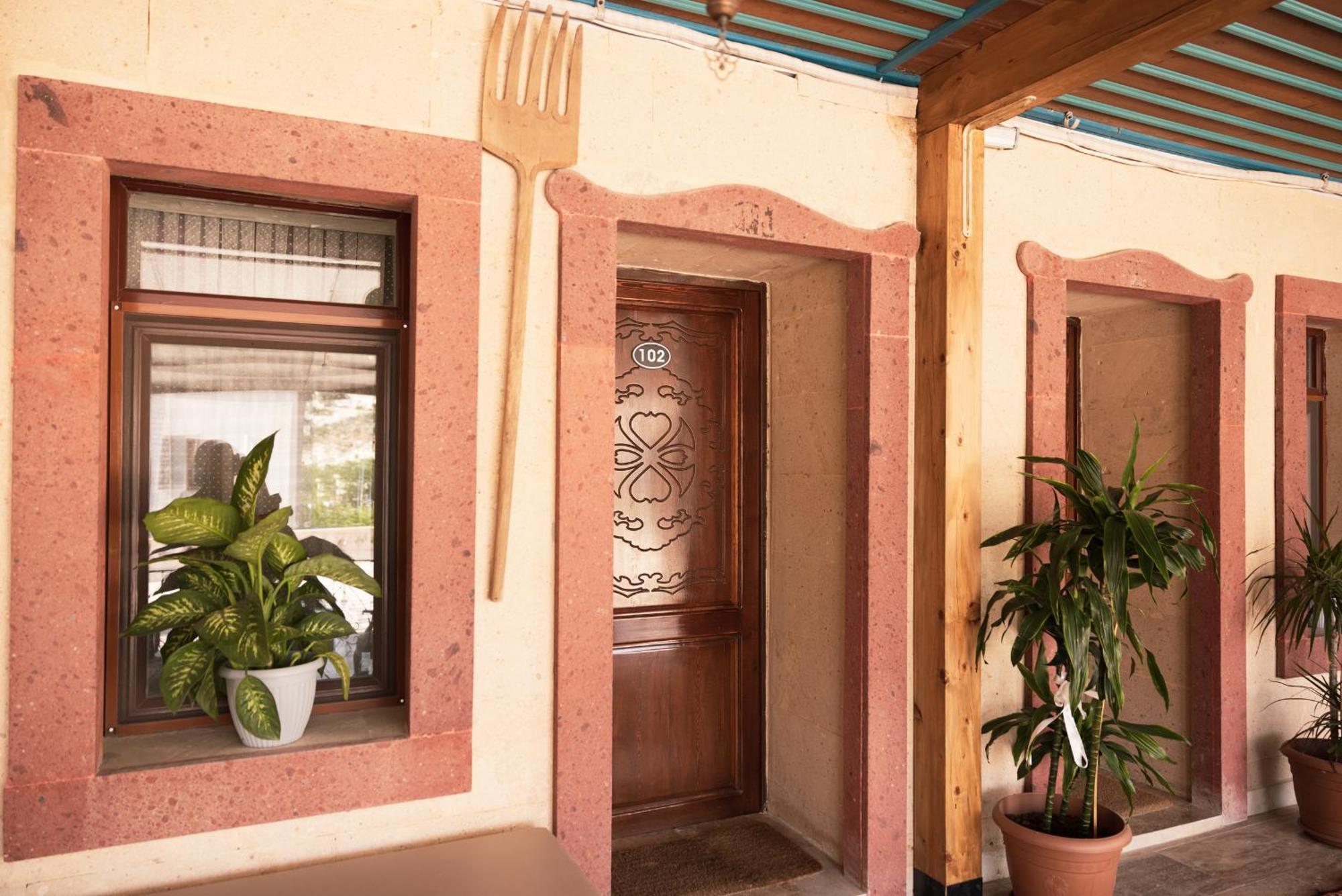 Stone Age Homestay *