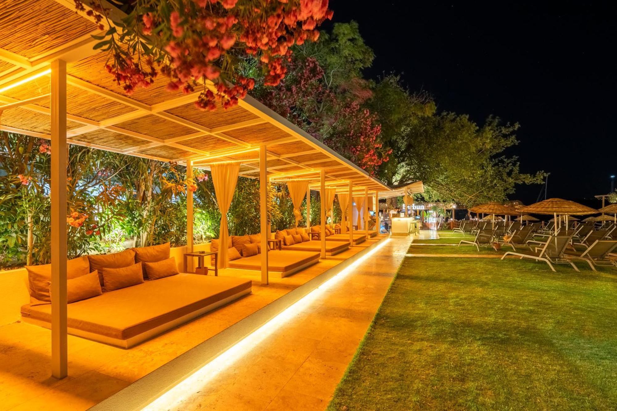 Daphnis Hotel 4*