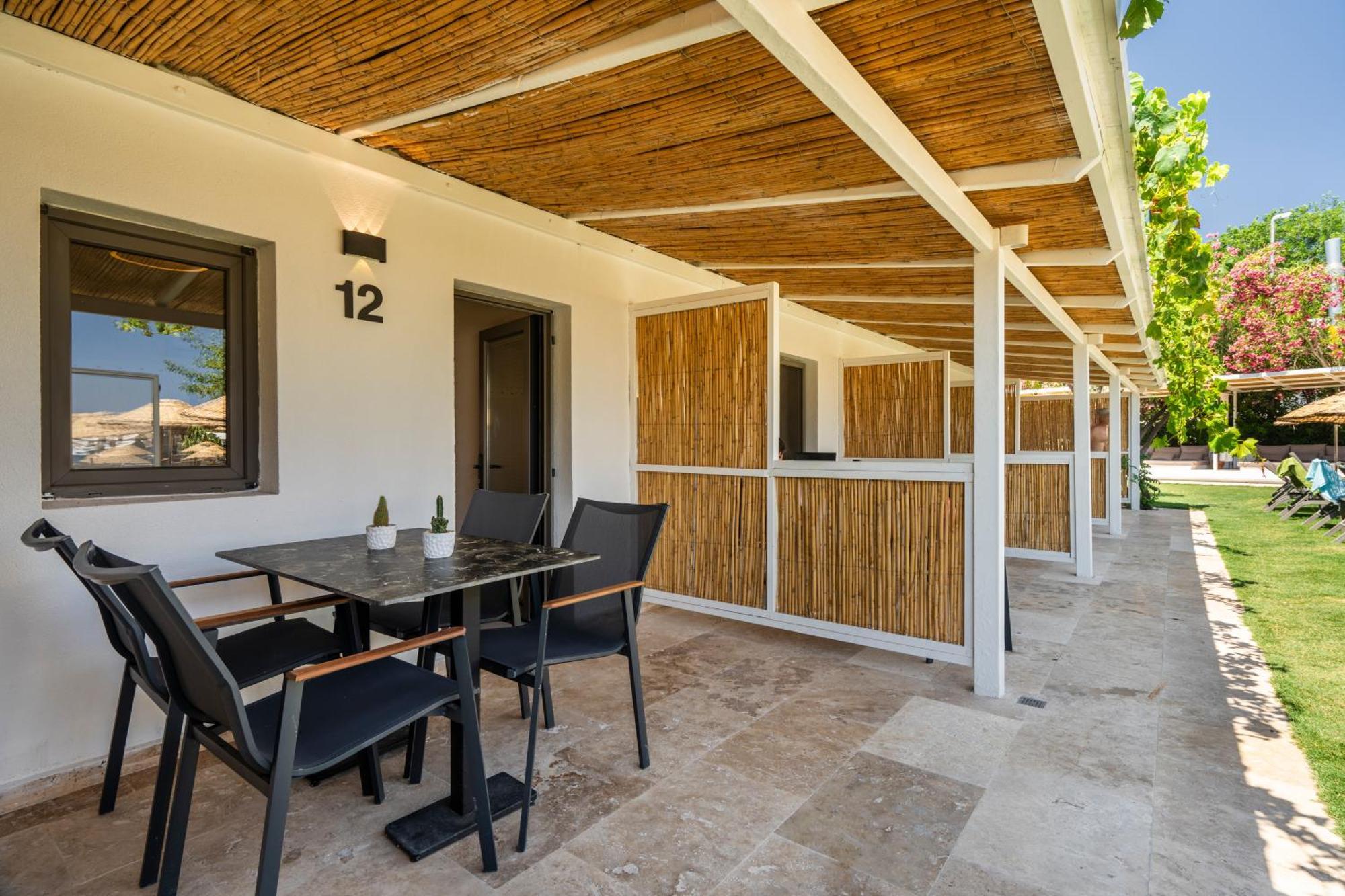 Daphnis Hotel 4*