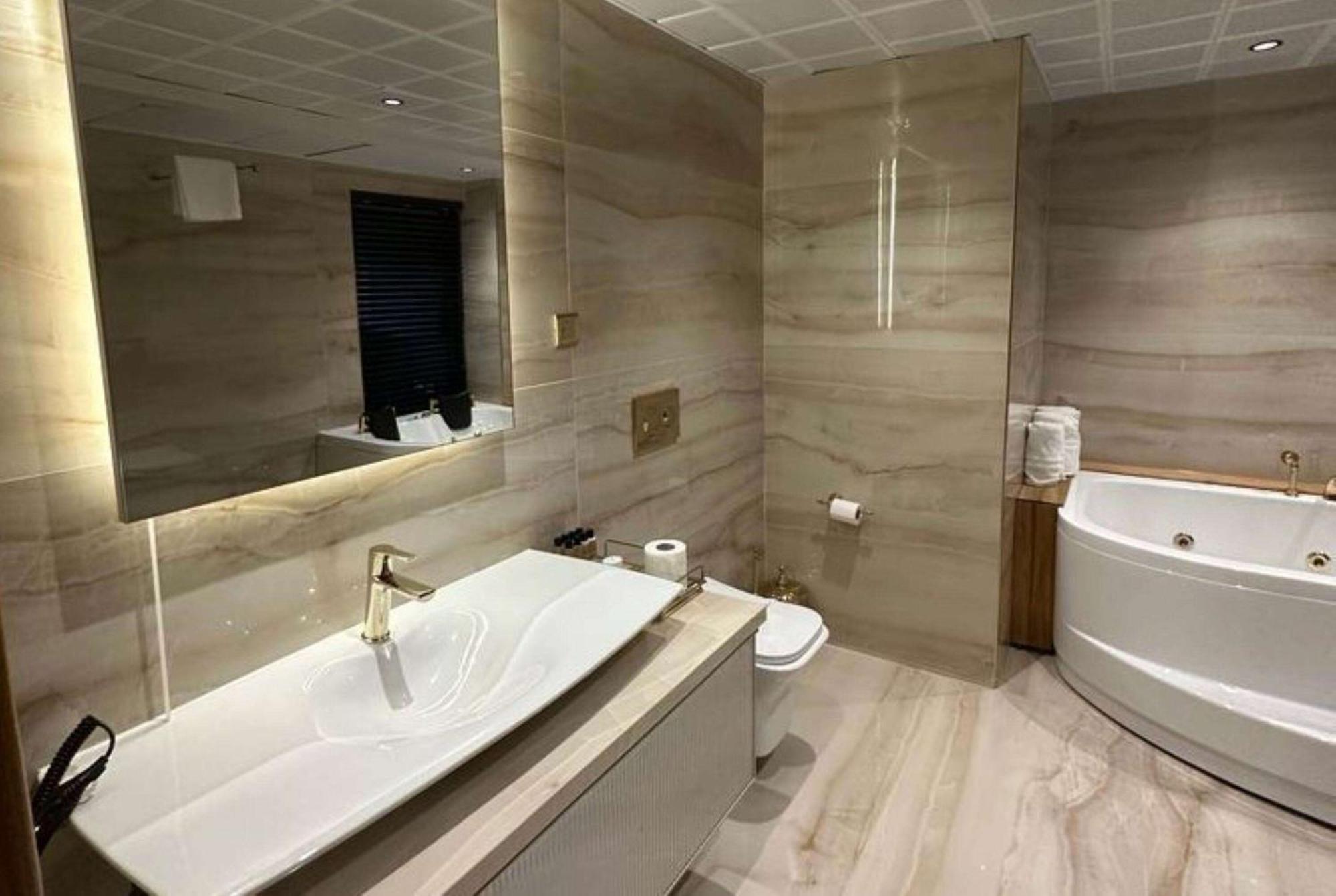 Amorium & Wooden Stone House Hotel