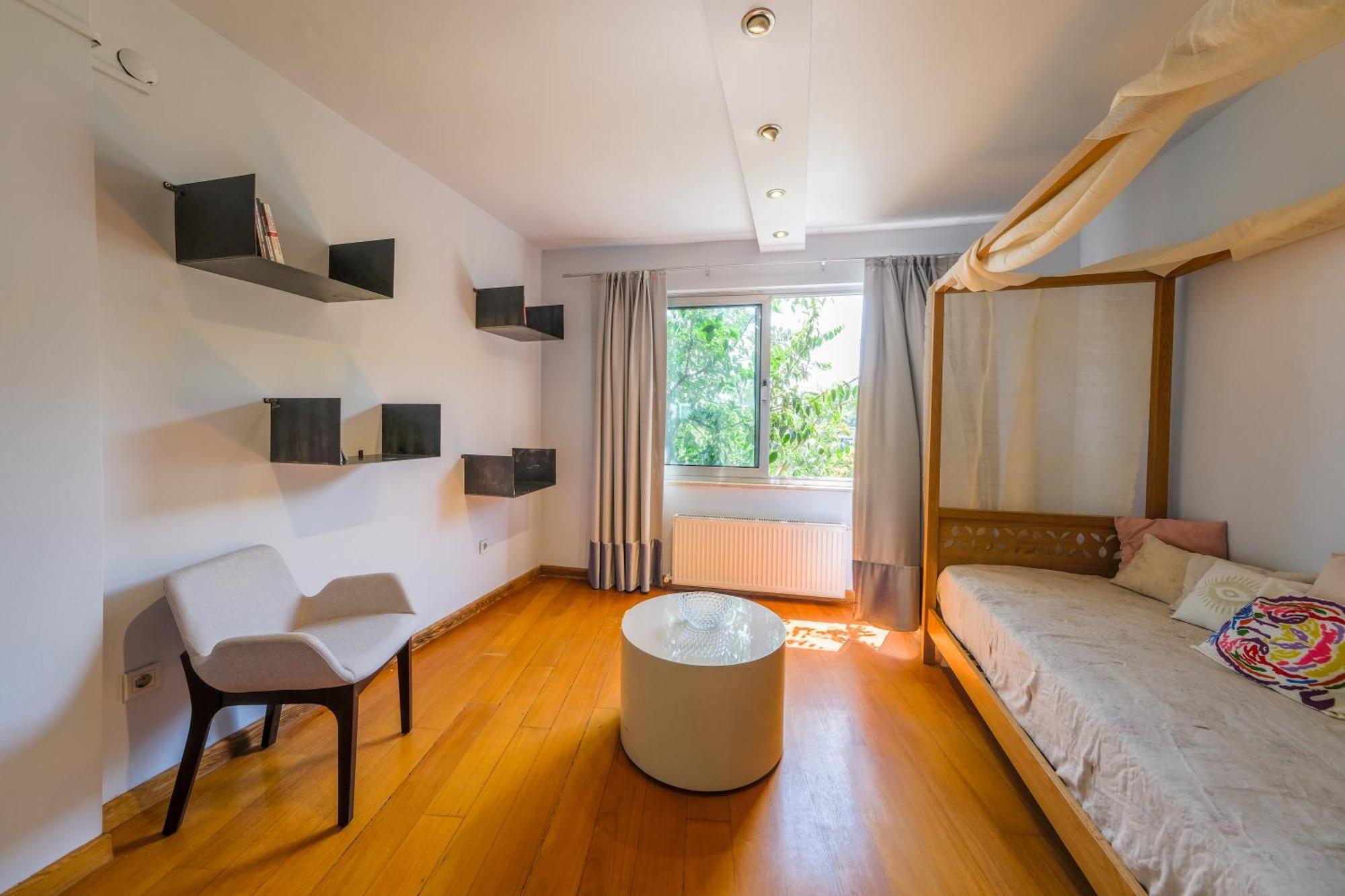 Maison Detroit Iconic 3br Triplex With Great Views