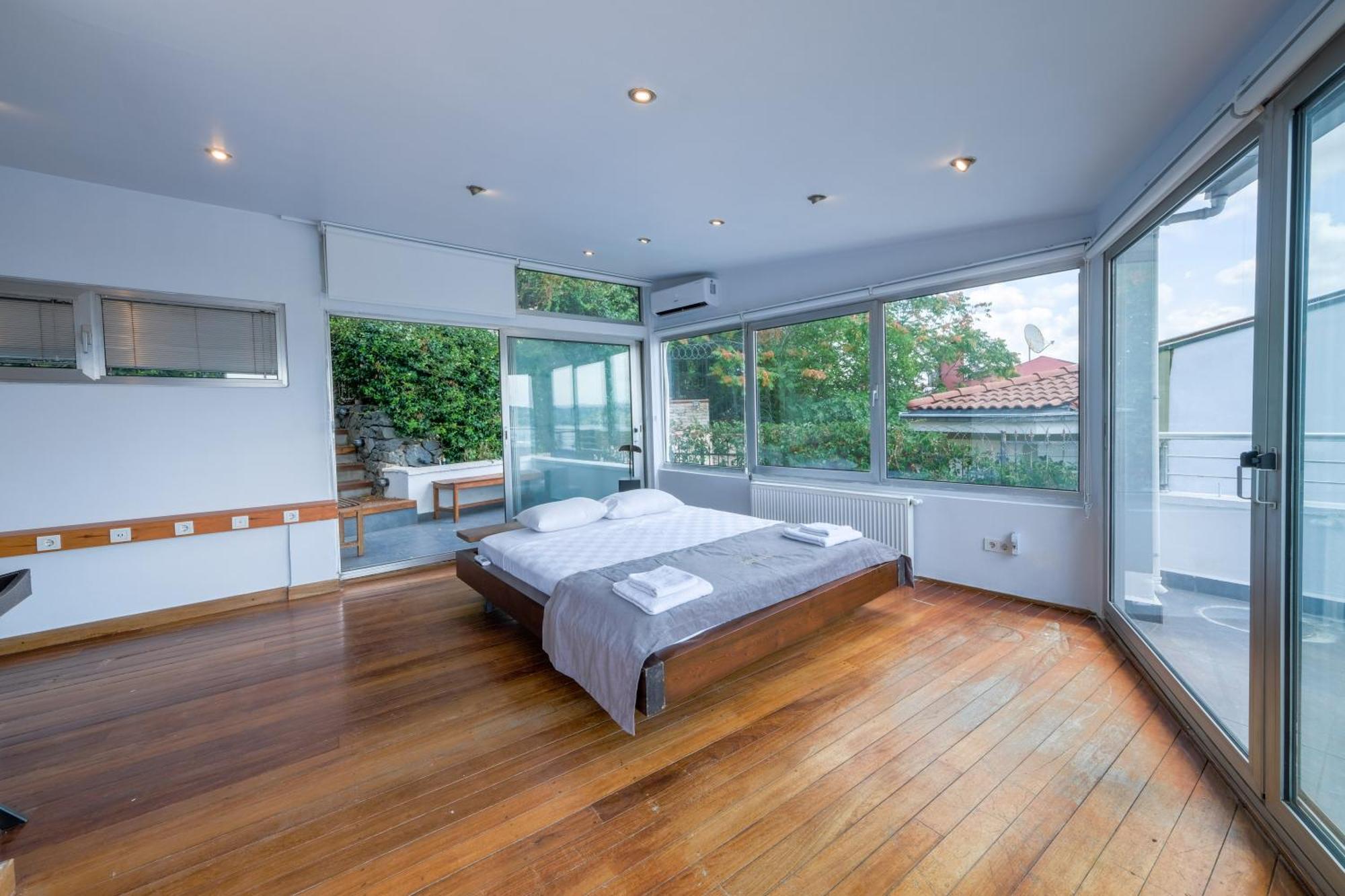 Maison Detroit Iconic 3br Triplex With Great Views