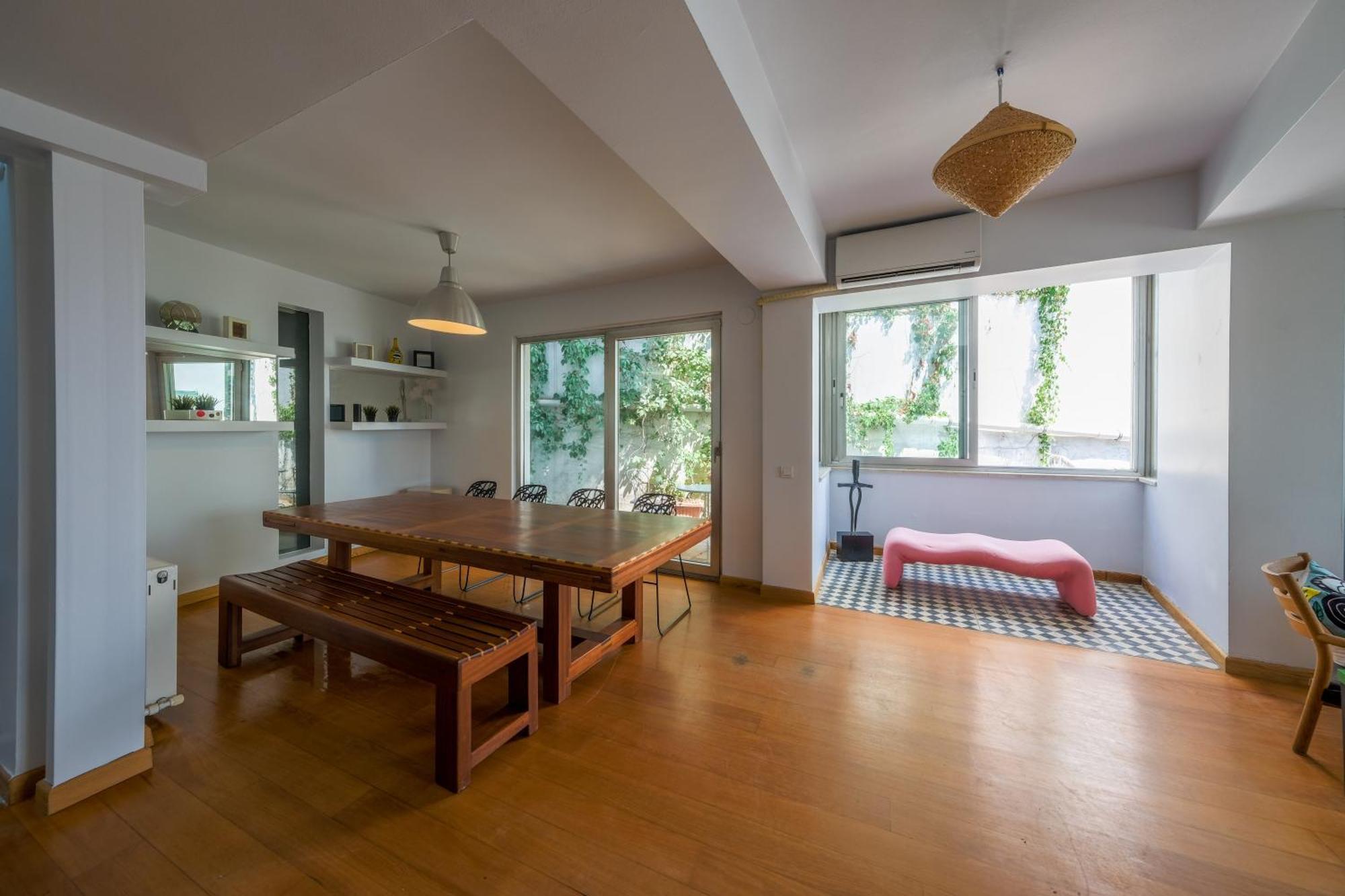 Maison Detroit Iconic 3br Triplex With Great Views