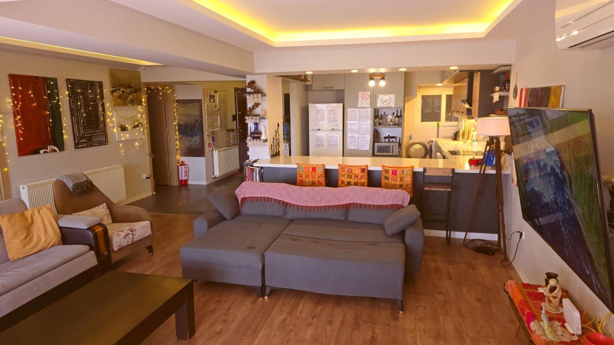 Apartment Elegant & Cozy Retreat Home, Center Gem By The Seaside, Steps From The Tram Izmir