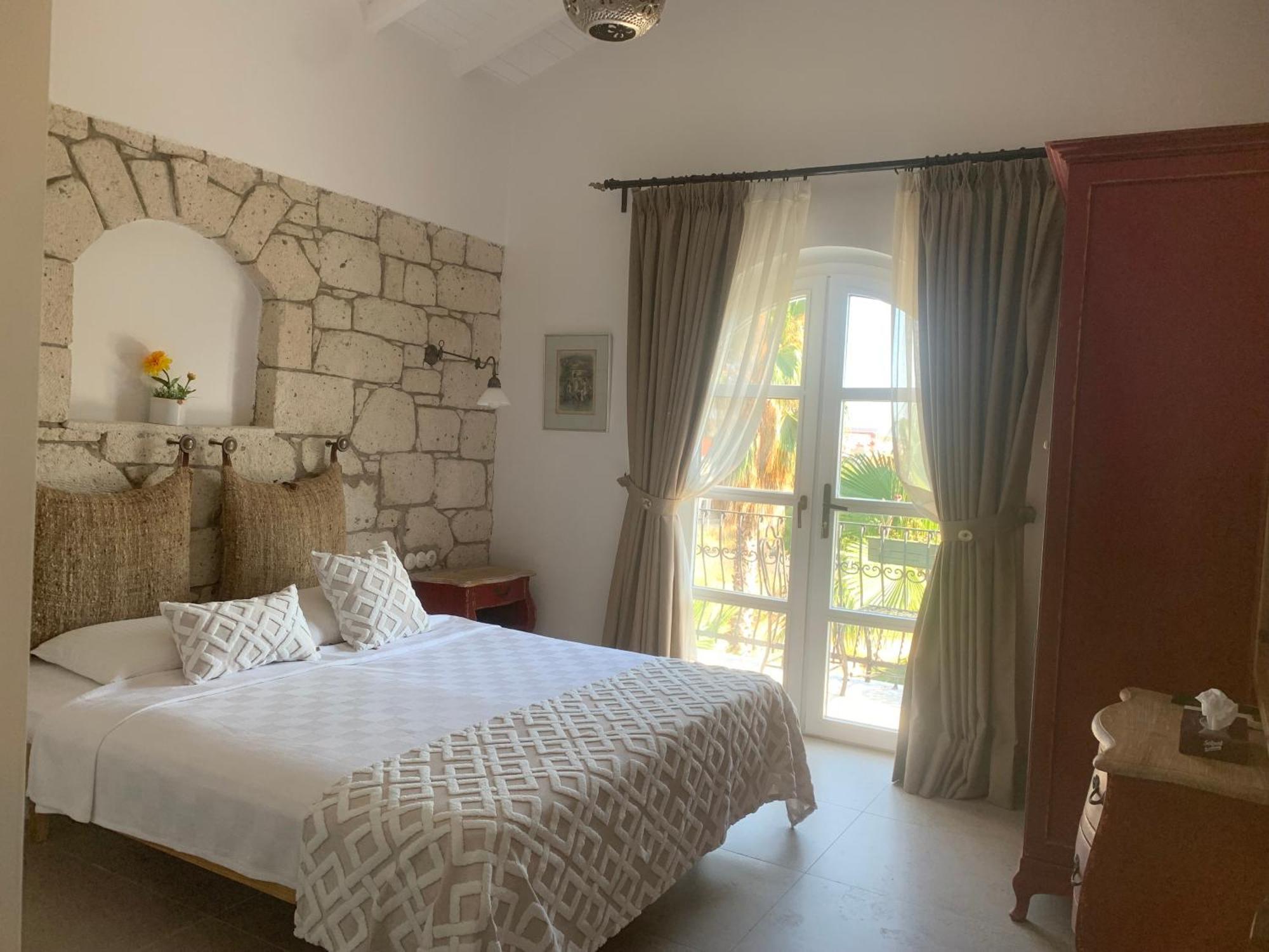 Yuga Hotel 2*