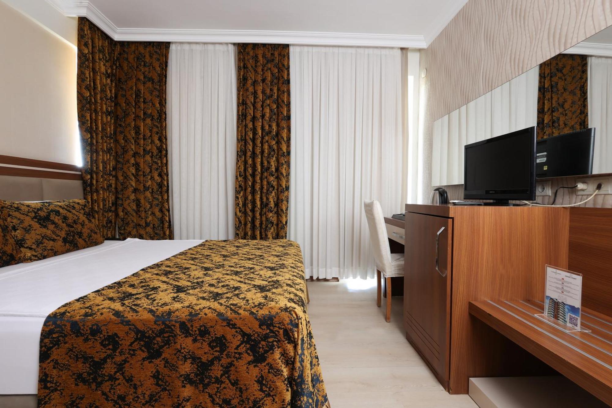 Hotel The Corner Park 3*