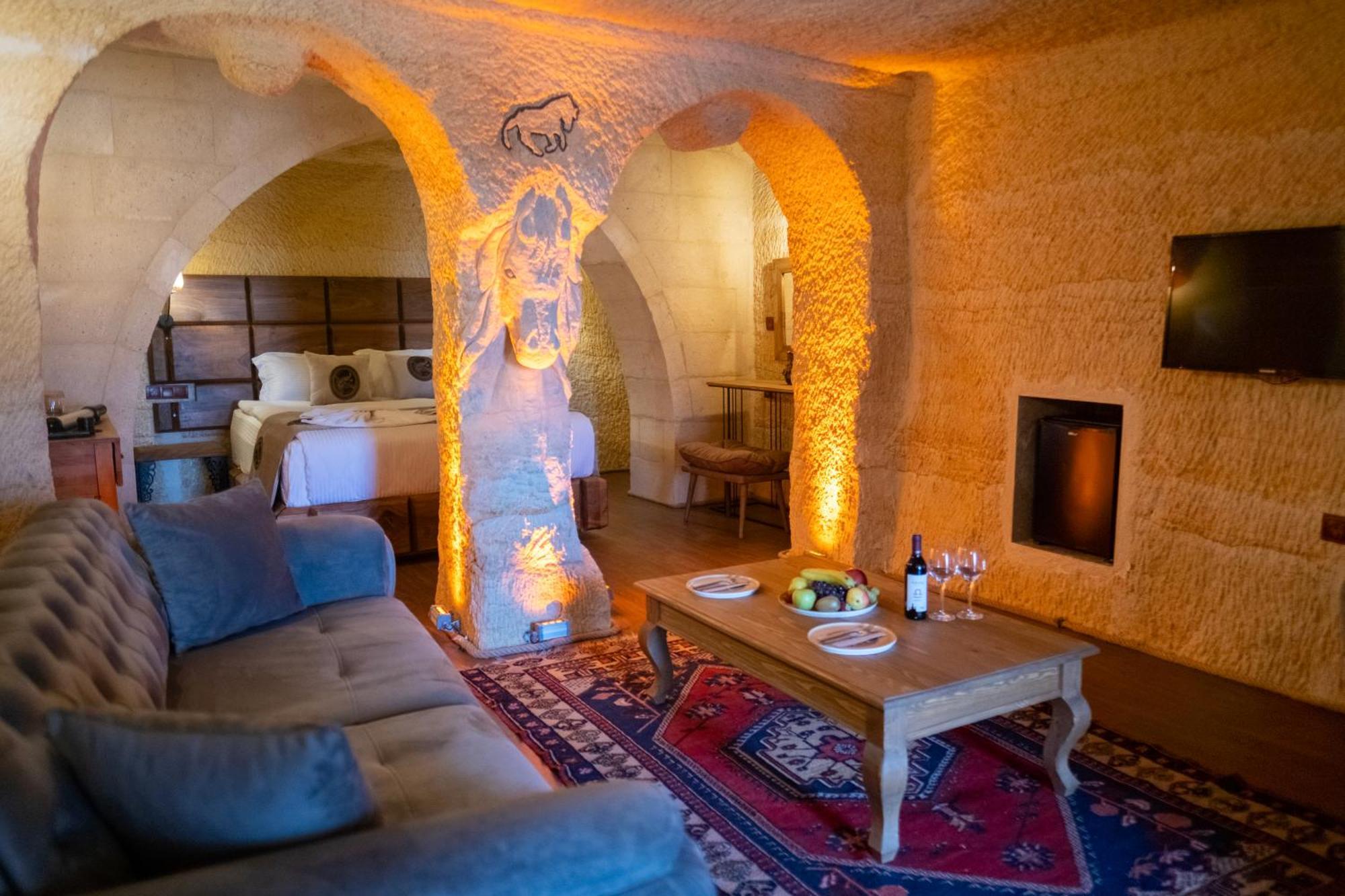 Evi Cave 4*