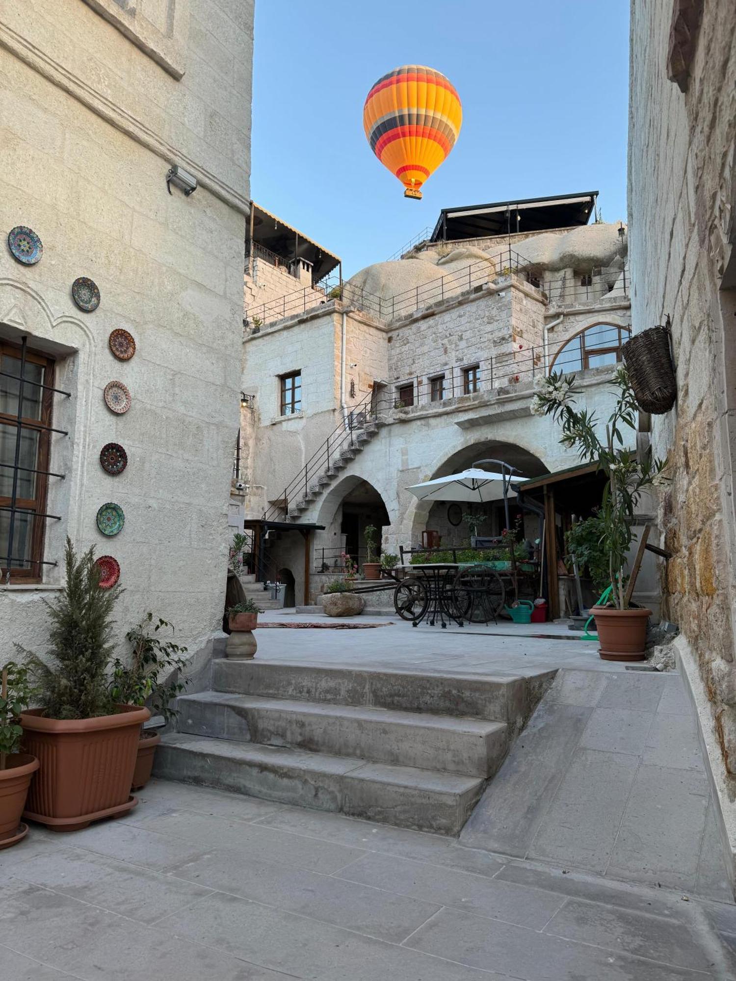 Hotel Escape Cave