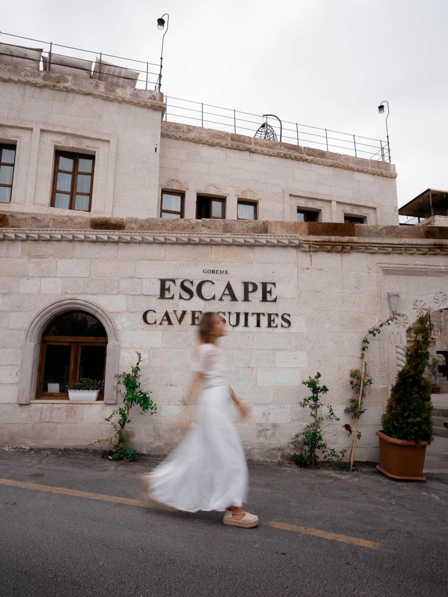 Hotel Escape Cave *