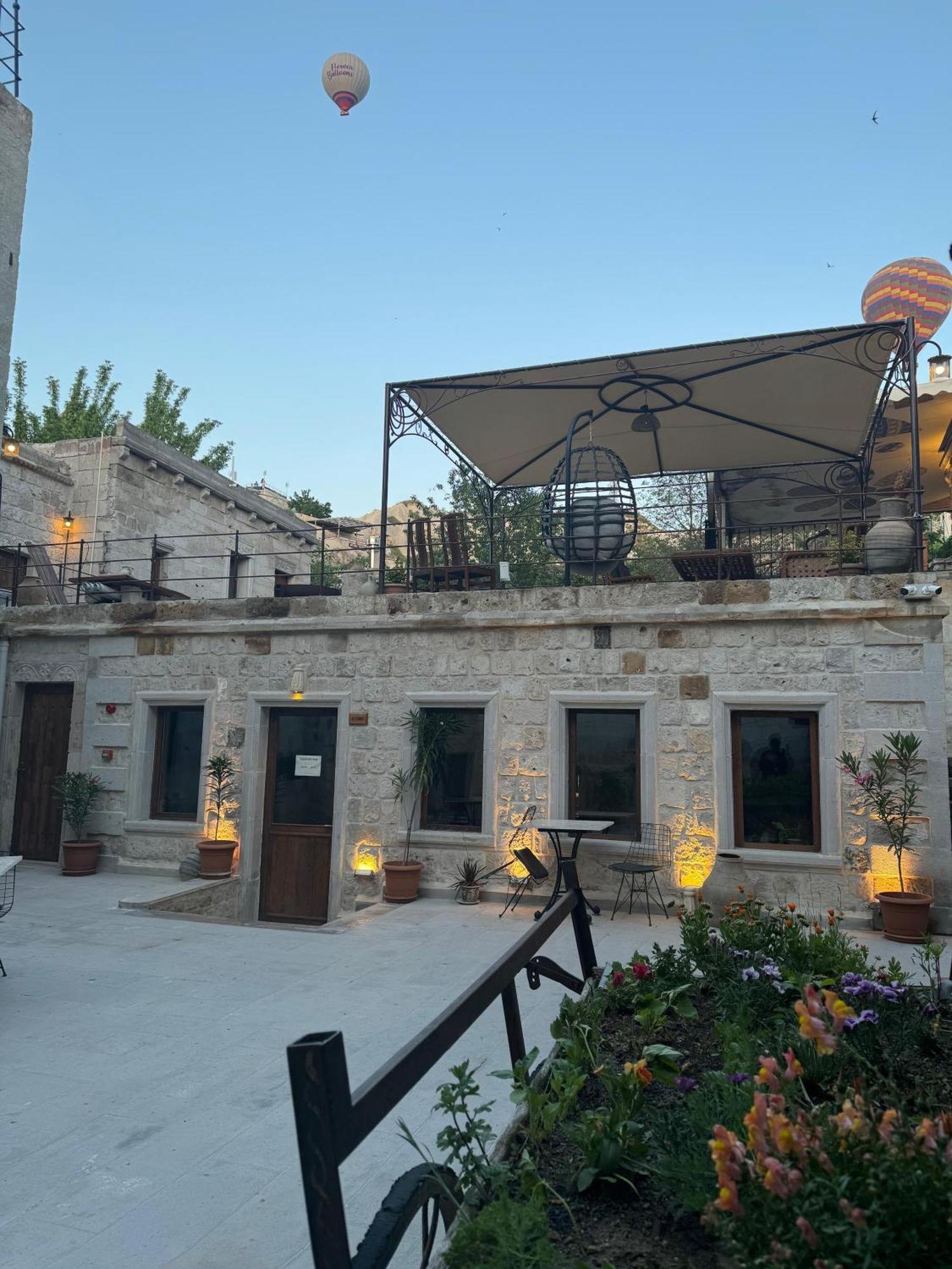 Escape Cave Hotel *