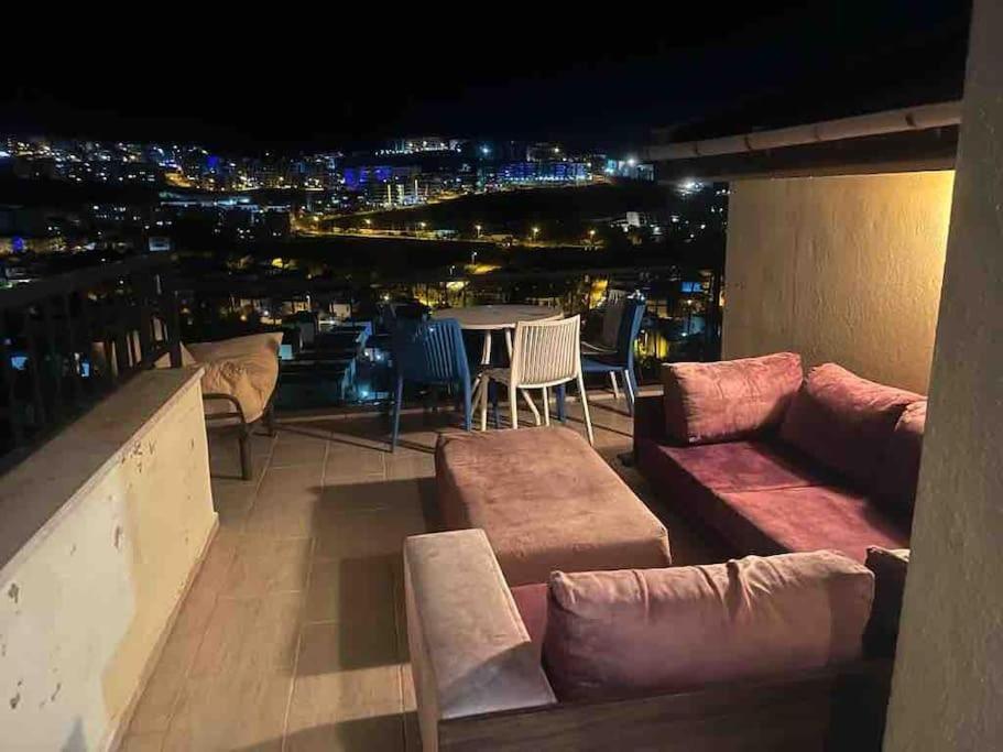 Deniz Manzarali, Havuzlu Ve Bahceli Triplex Villa *