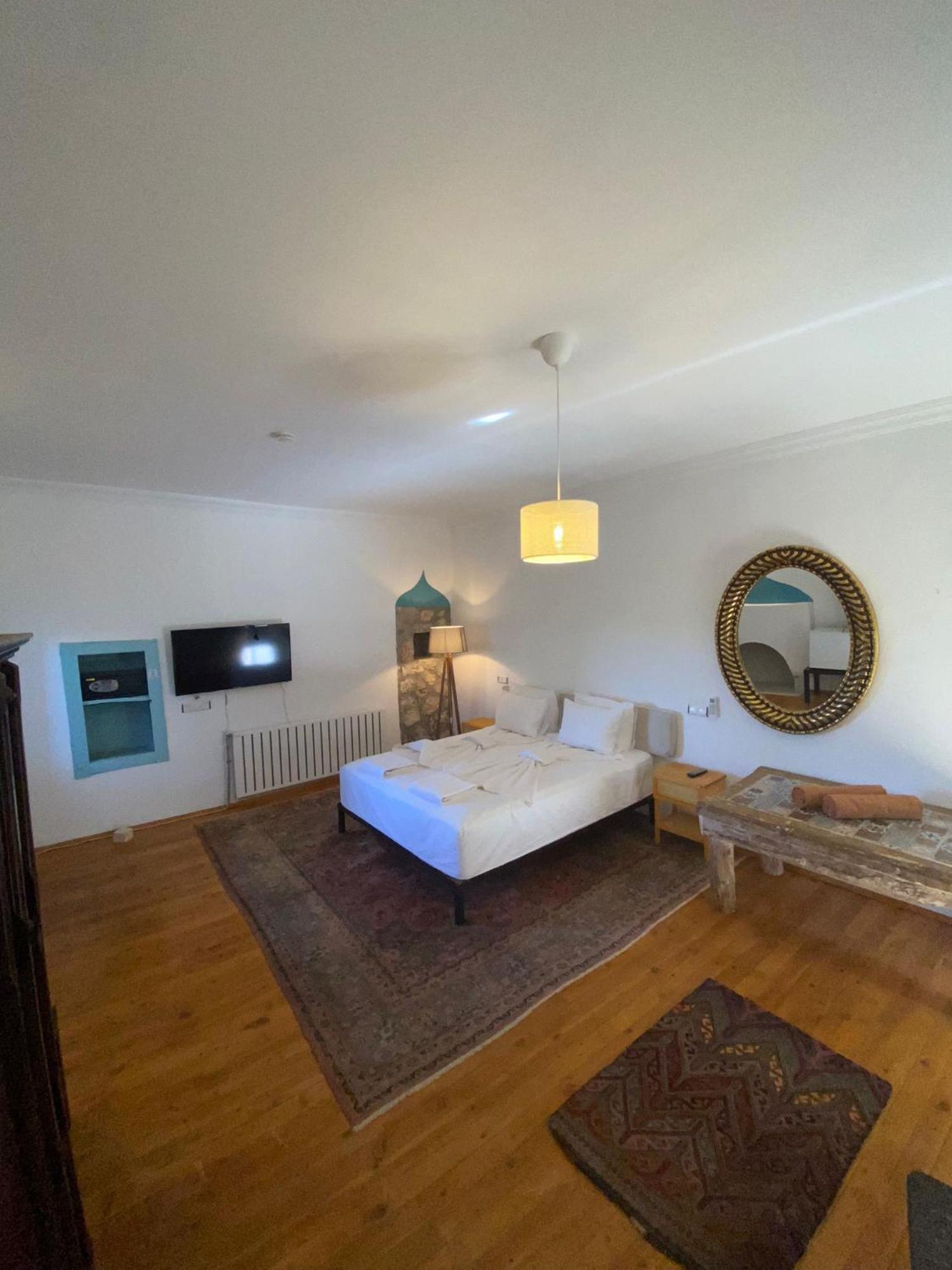 Lodge Kale - Adult Only + 15 *