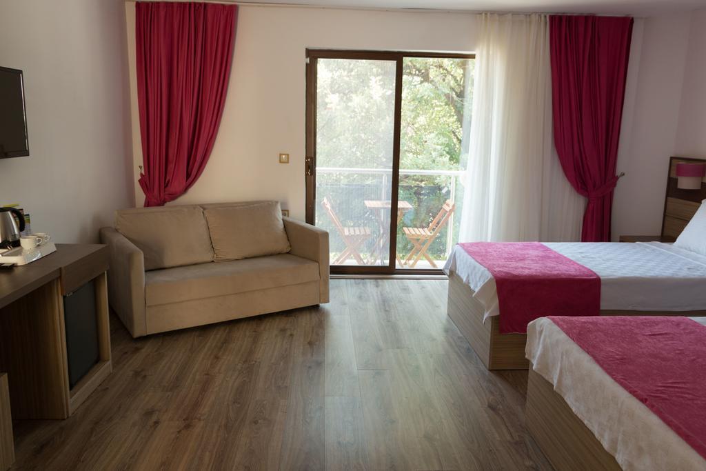 Hotel Eden Pyara