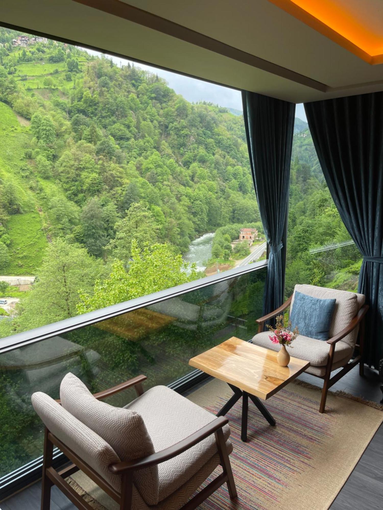Hotel Lotus & *