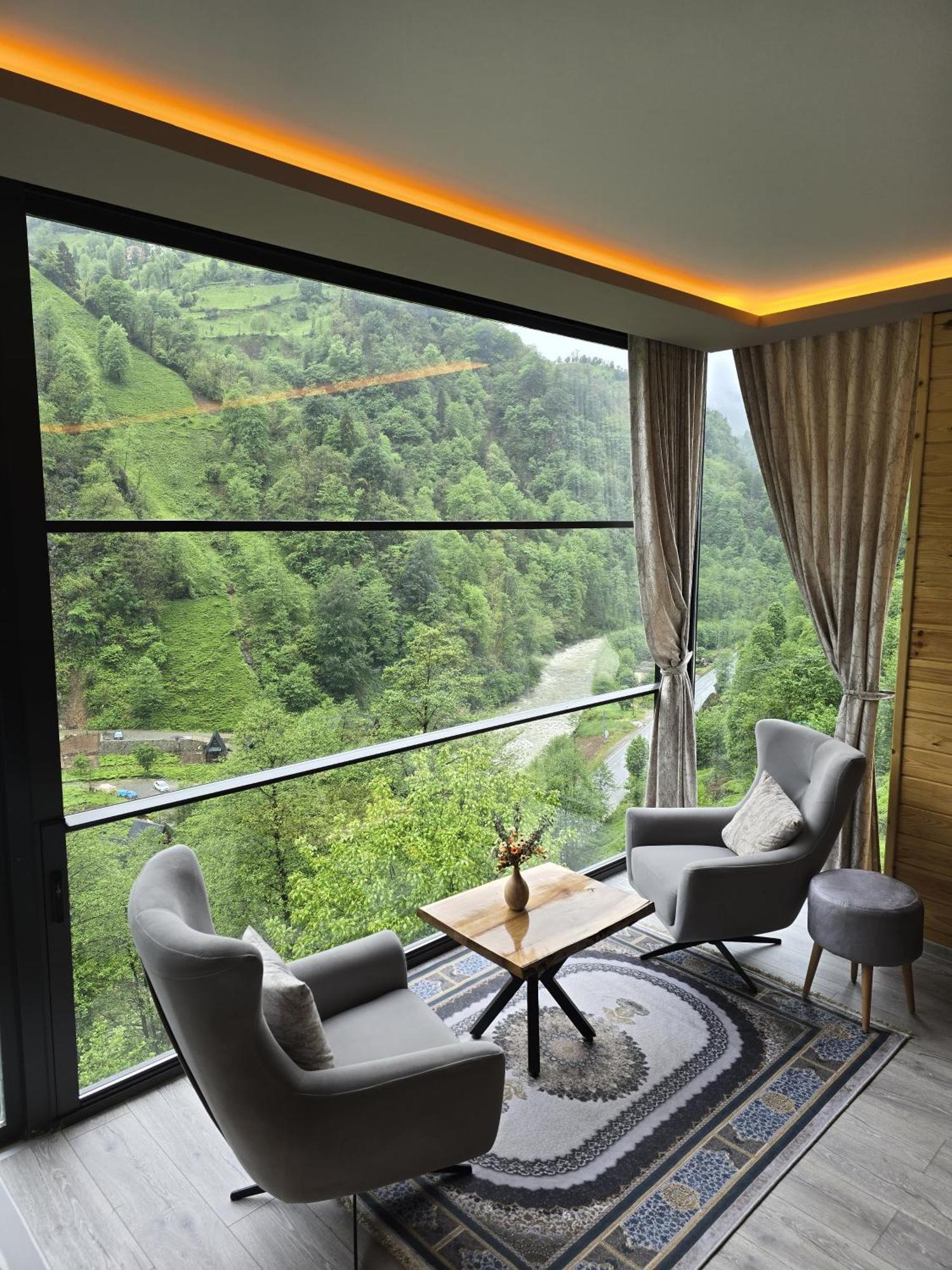 Lotus & Hotel *