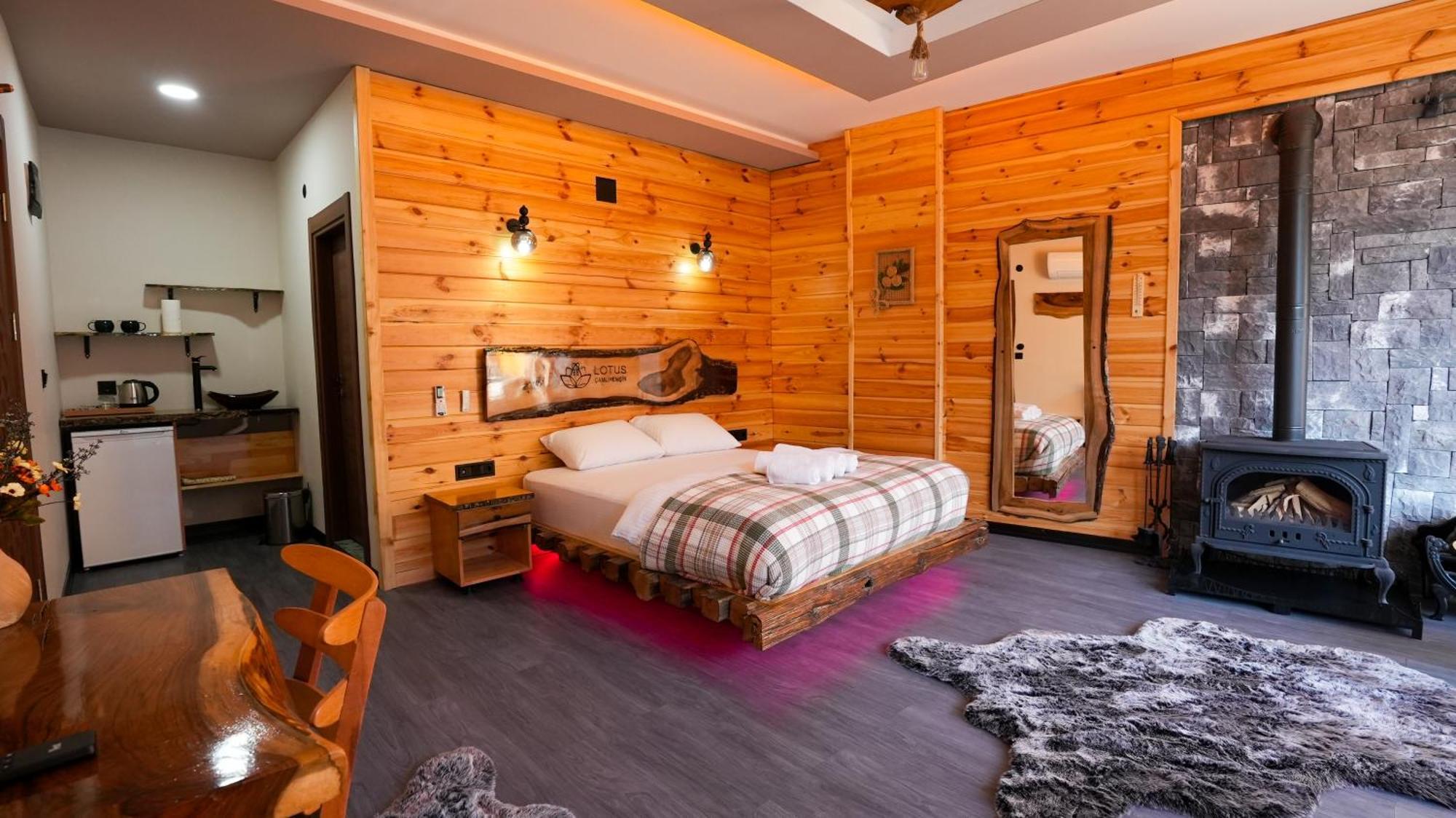 Hotel Lotus &