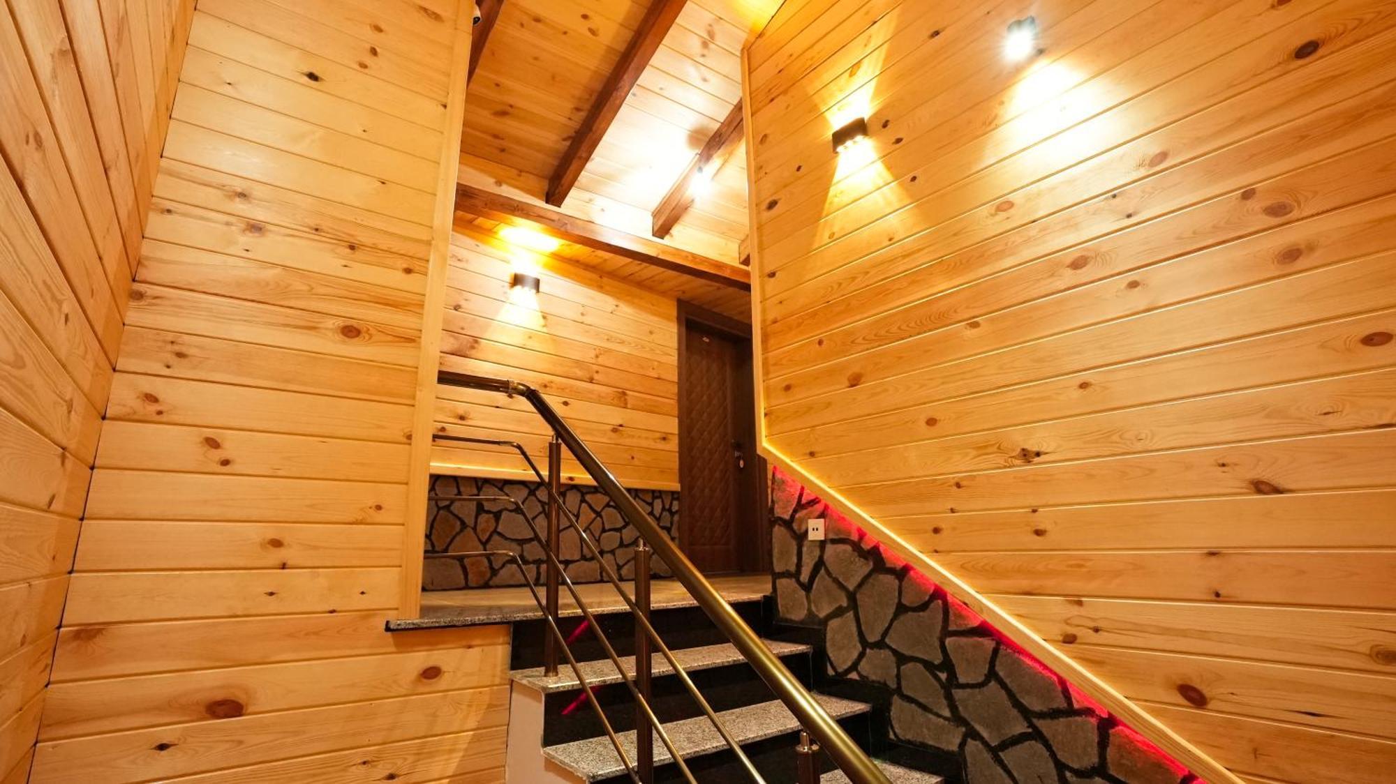 Hotel Lotus &