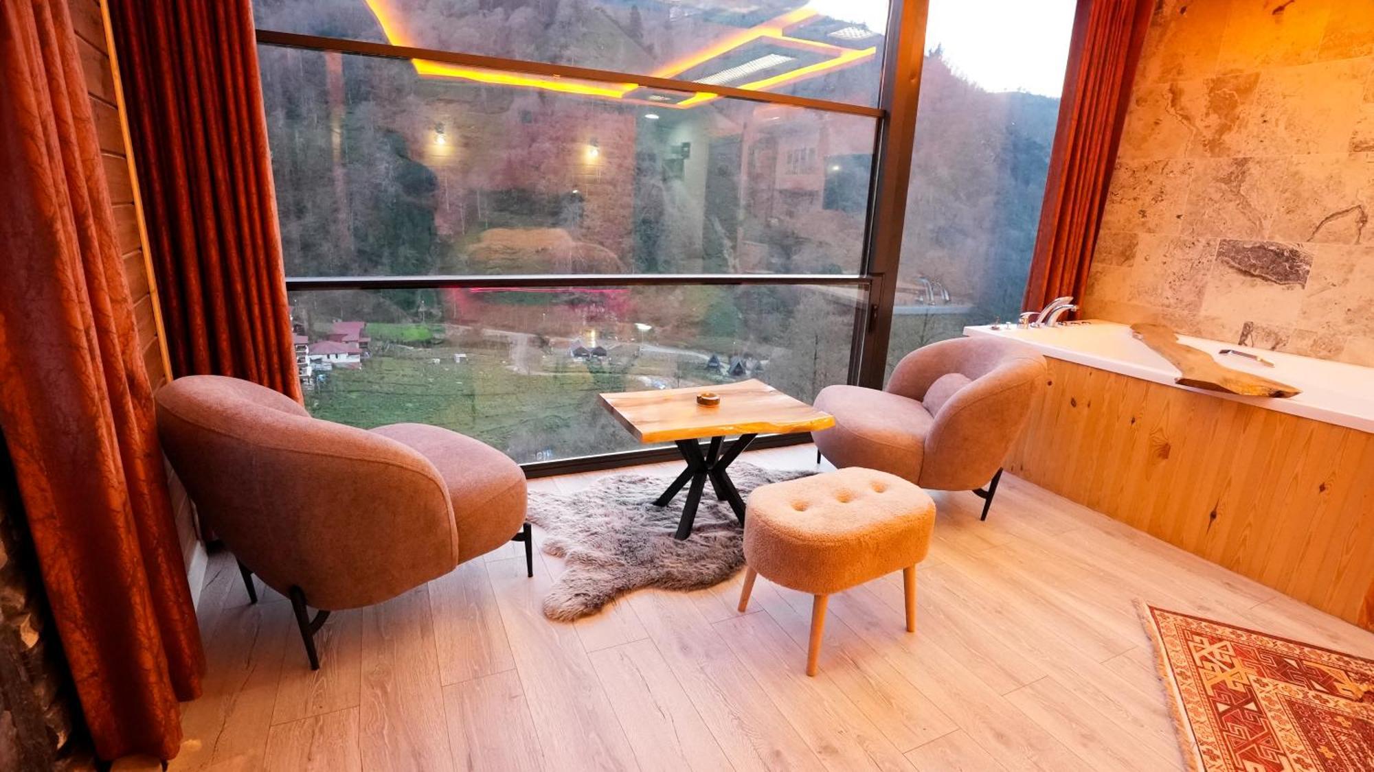 Hotel Lotus & *