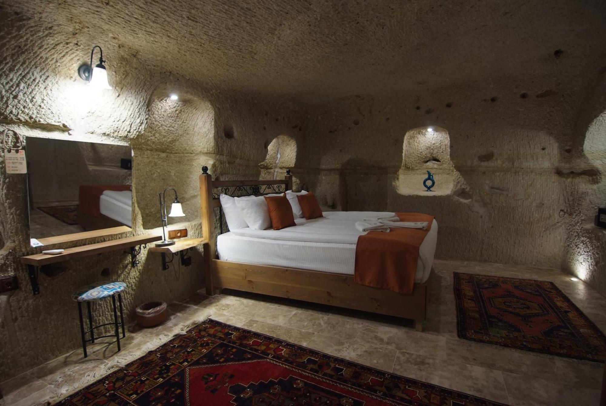 Peruna Cave Hotel *