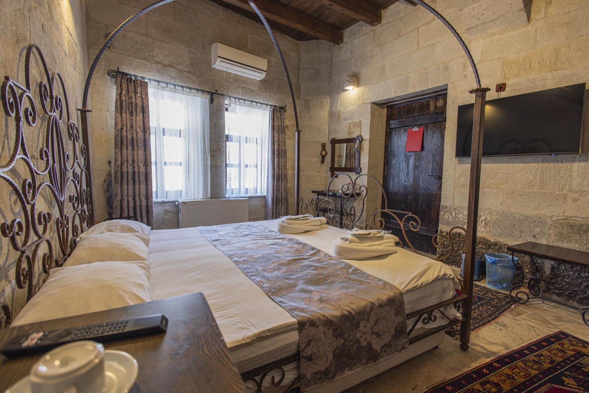 Hotel Century Cave