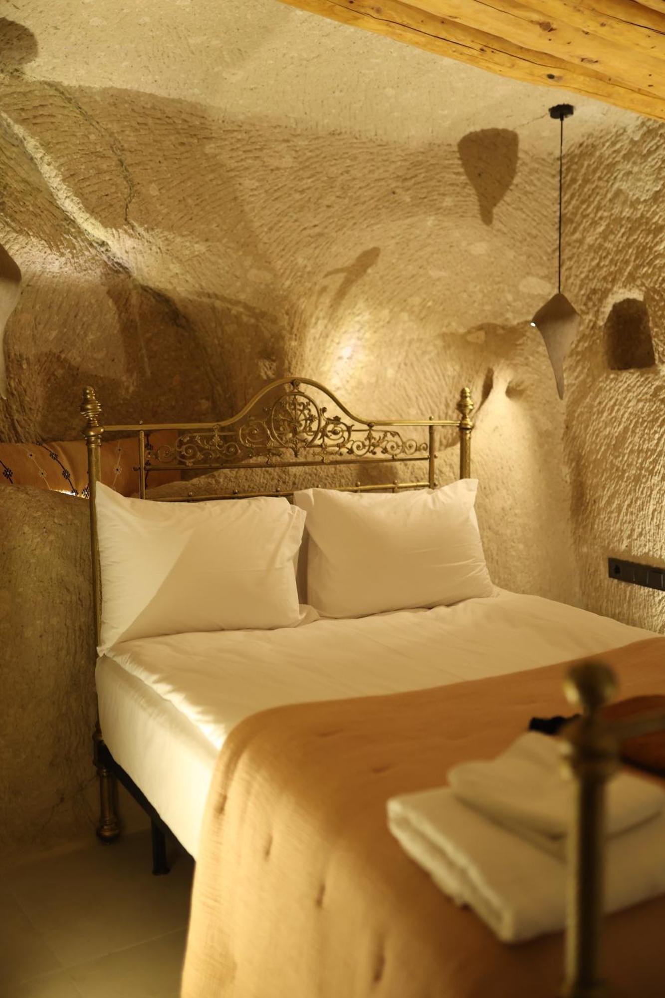 Potamia Cave Hotel *