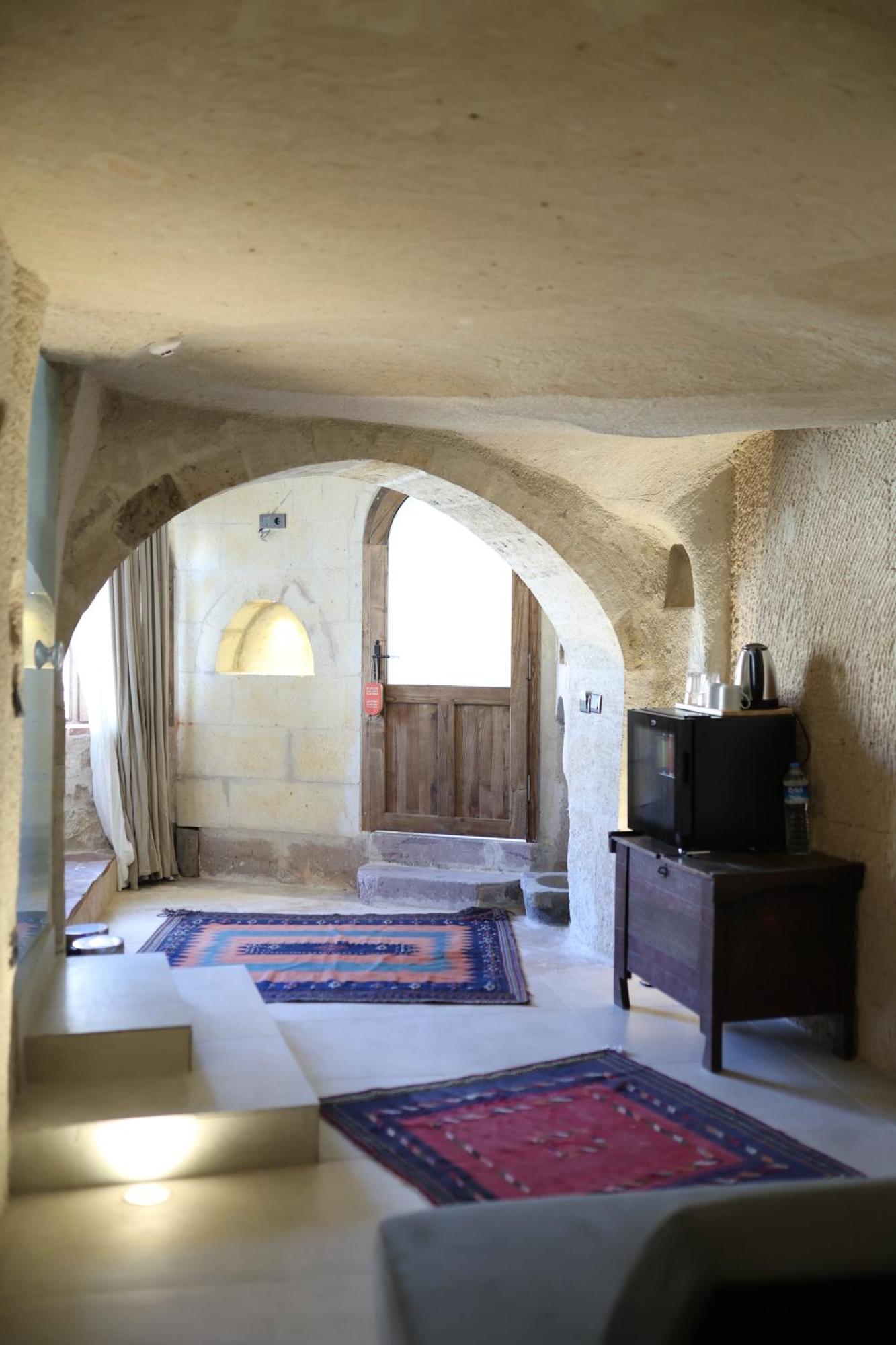 Potamia Cave Hotel *