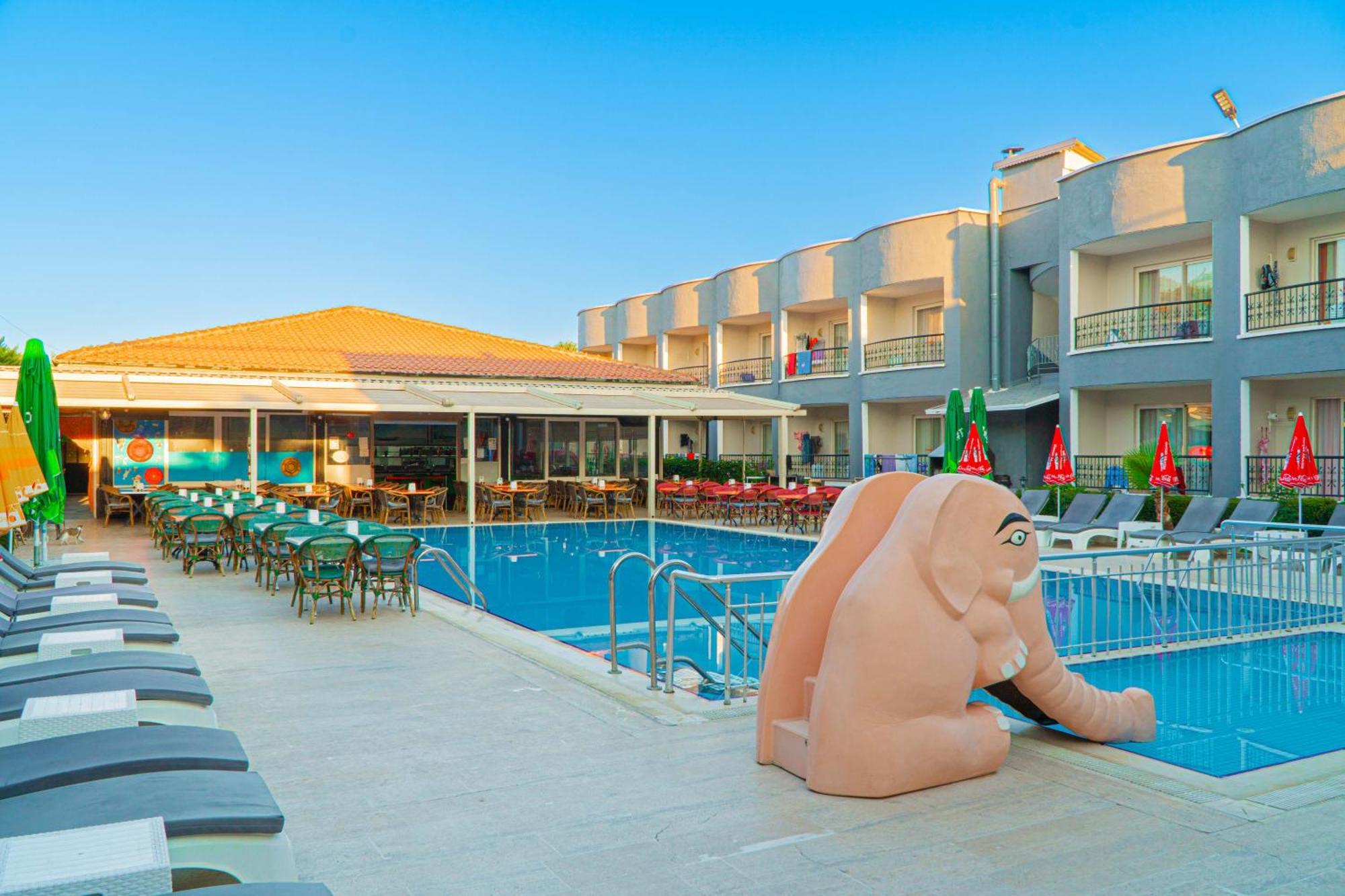 Sayanora Hotel *