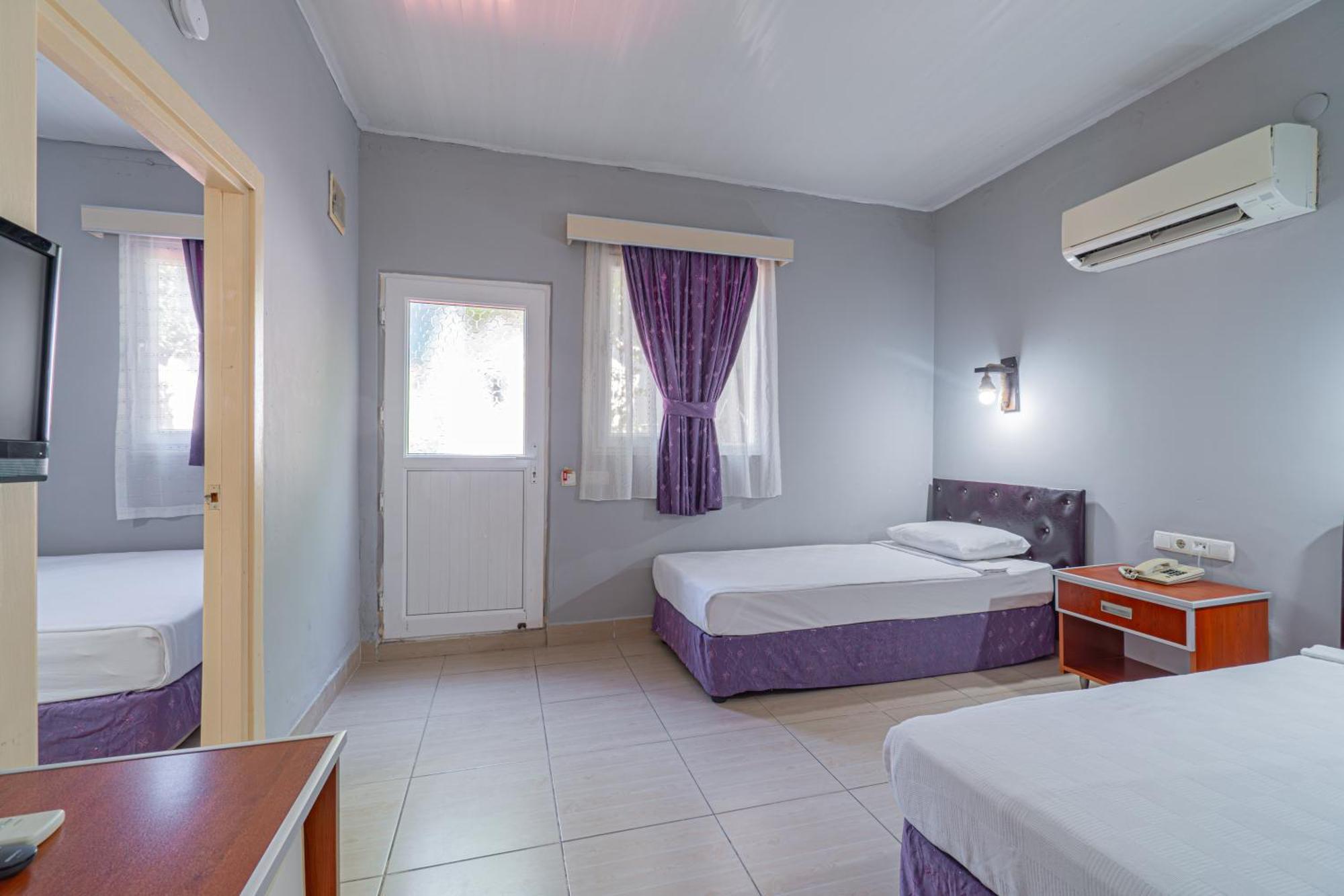 Sayanora Hotel *