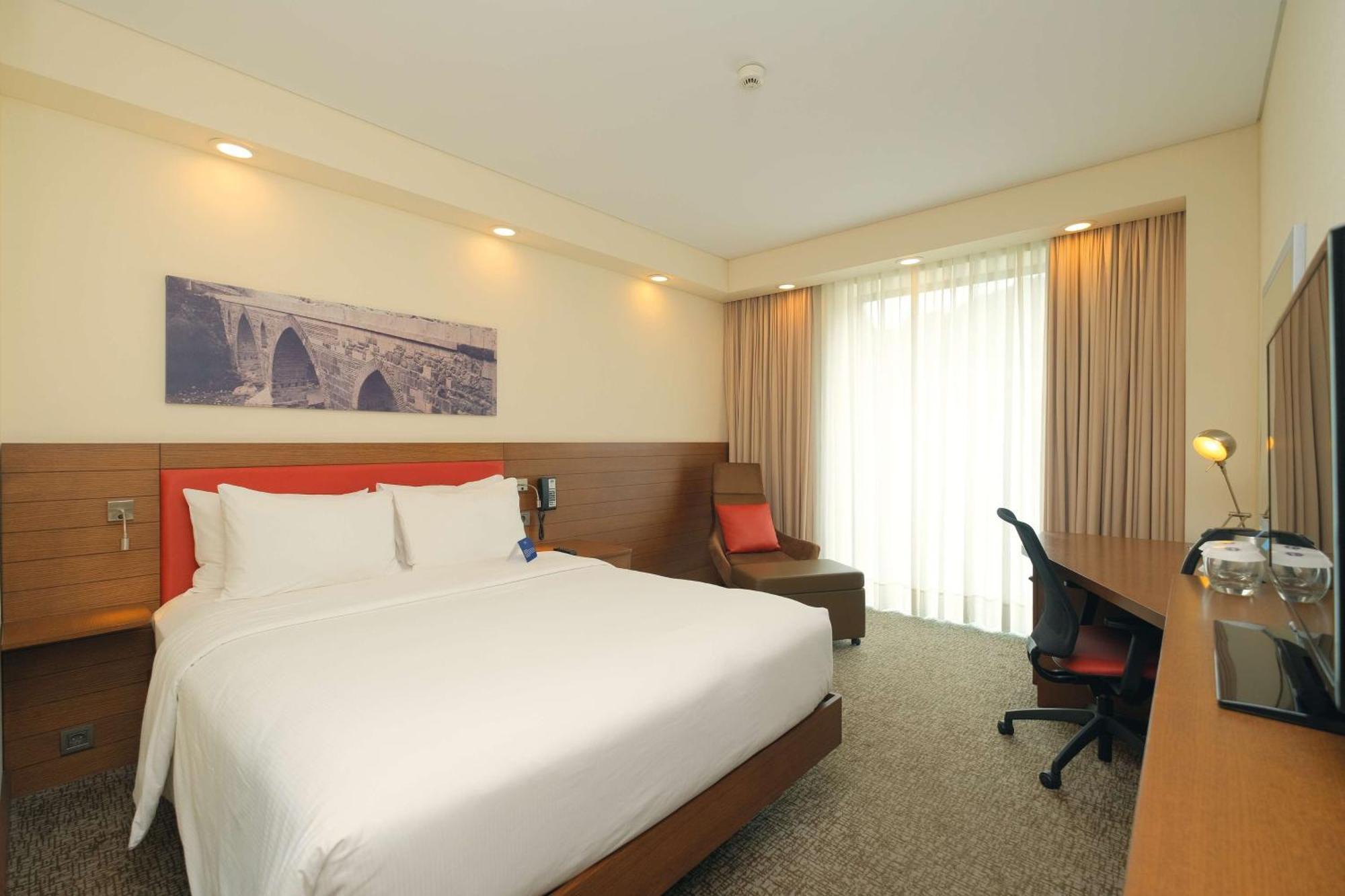 Hampton By Hilton 4*